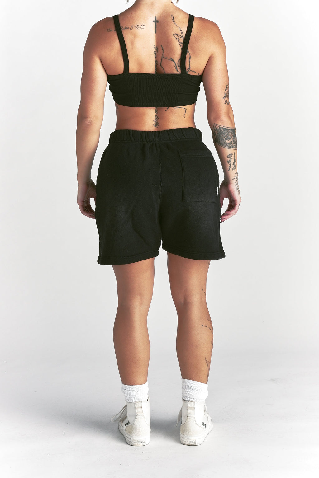 IYKYK Patched Oversized Sweat Short in Black Sun Fade — imagem 10
