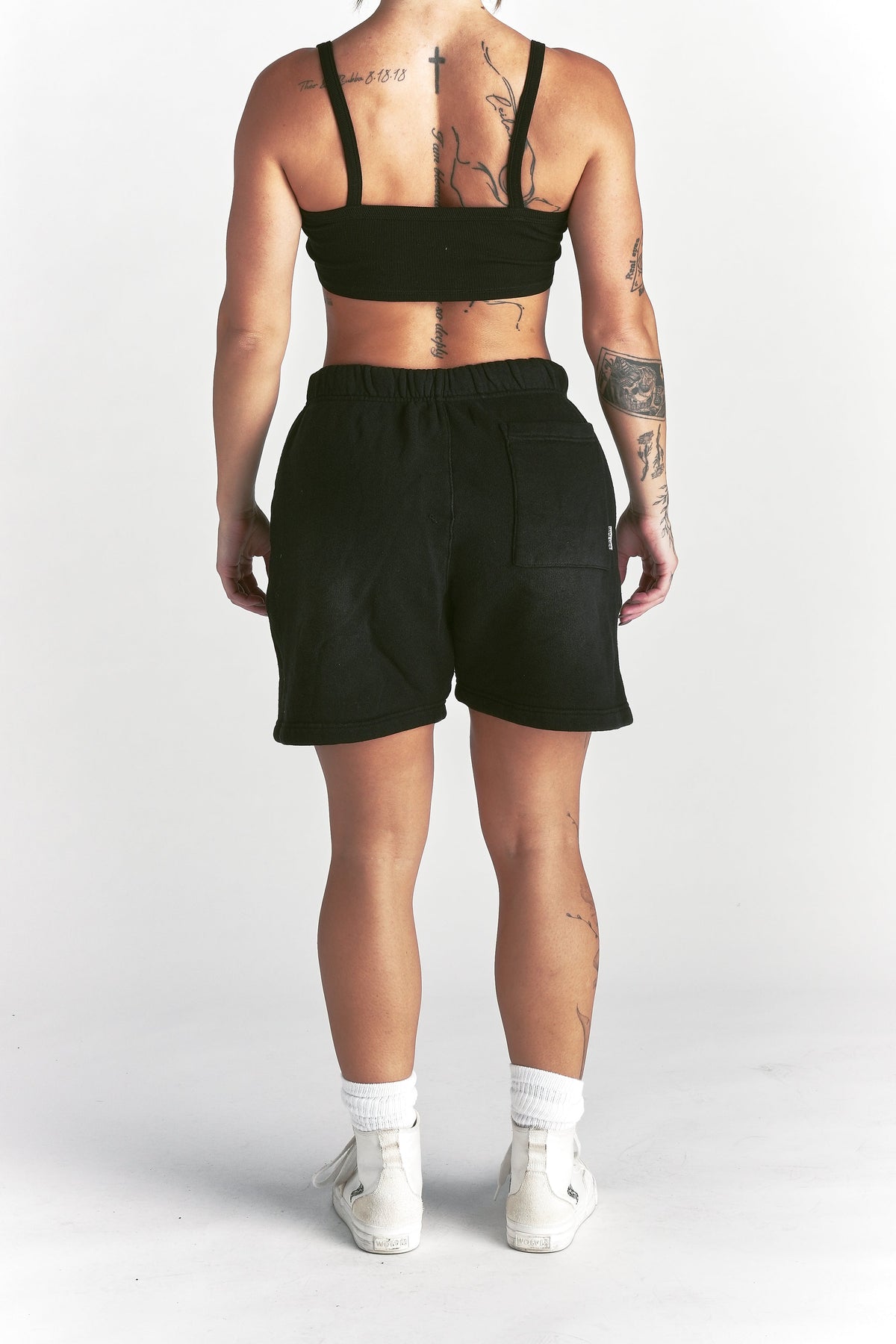 IYKYK Patched Oversized Sweat Short in Black Sun Fade — imagem 10