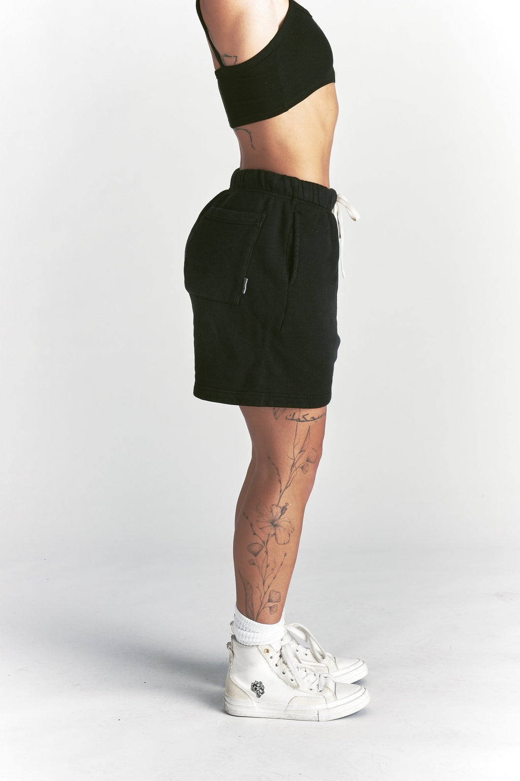 IYKYK Patched Oversized Sweat Short in Black Sun Fade — imagem 11