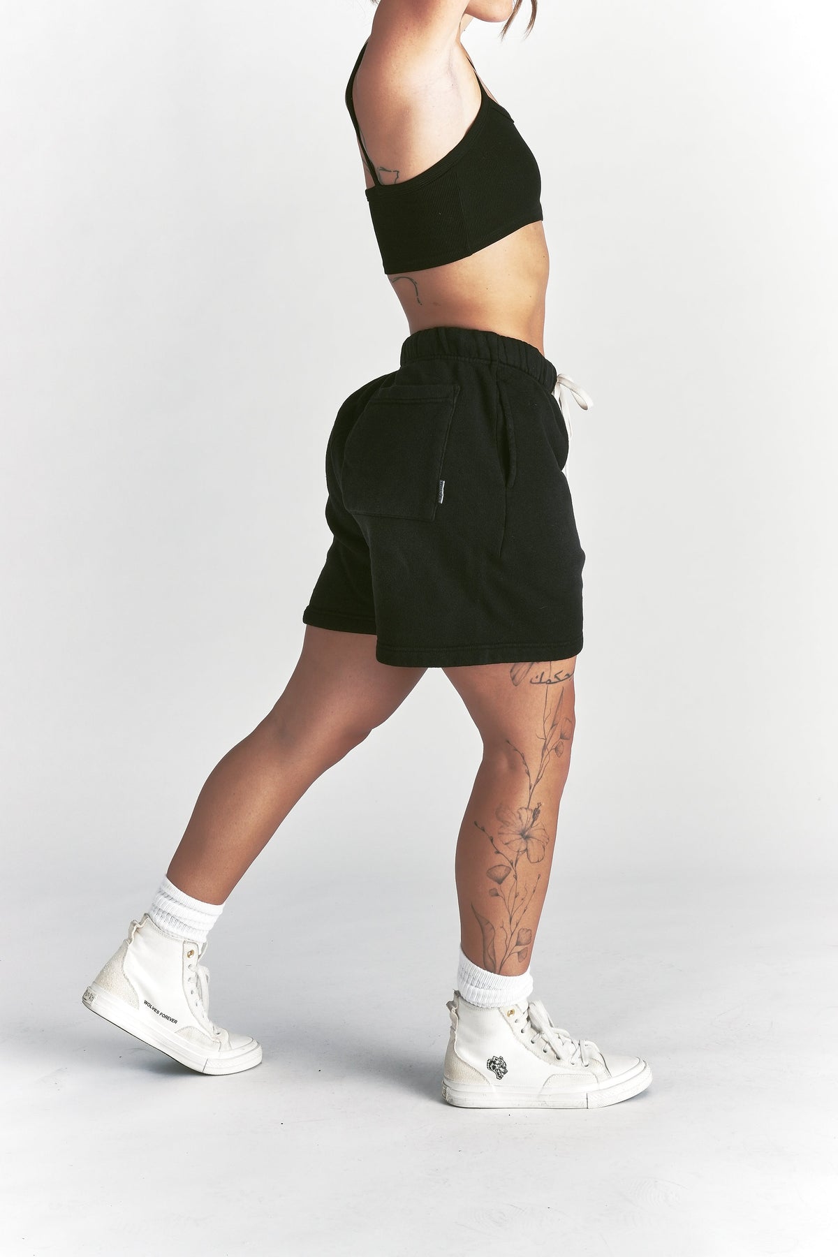 IYKYK Patched Oversized Sweat Short in Black Sun Fade — imagem 12
