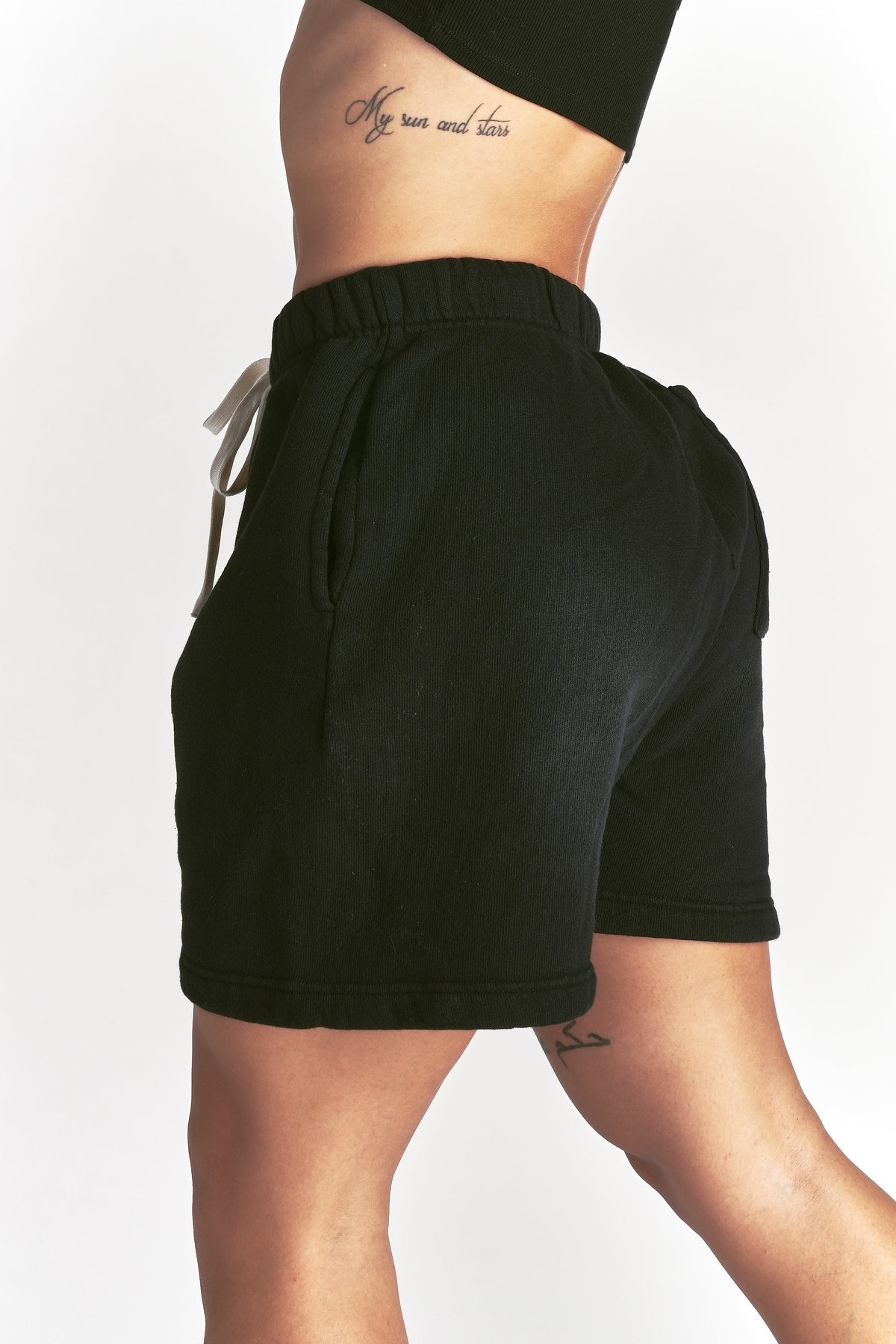 IYKYK Patched Oversized Sweat Short in Black Sun Fade — imagem 3