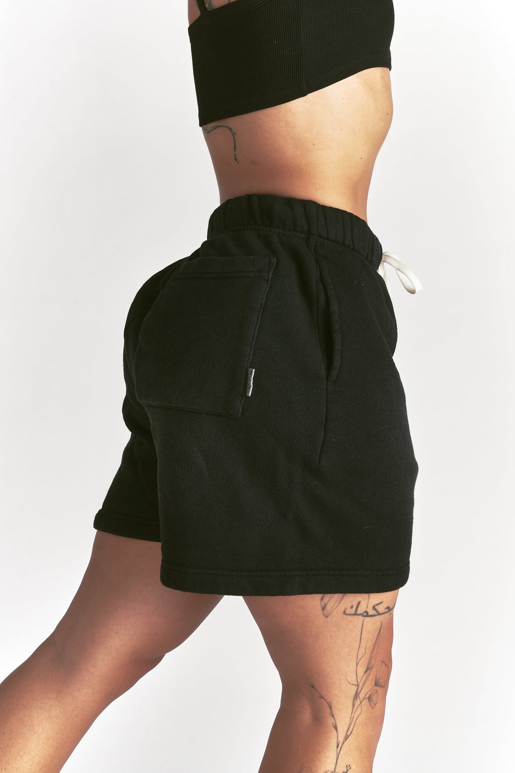 IYKYK Patched Oversized Sweat Short in Black Sun Fade — imagem 4