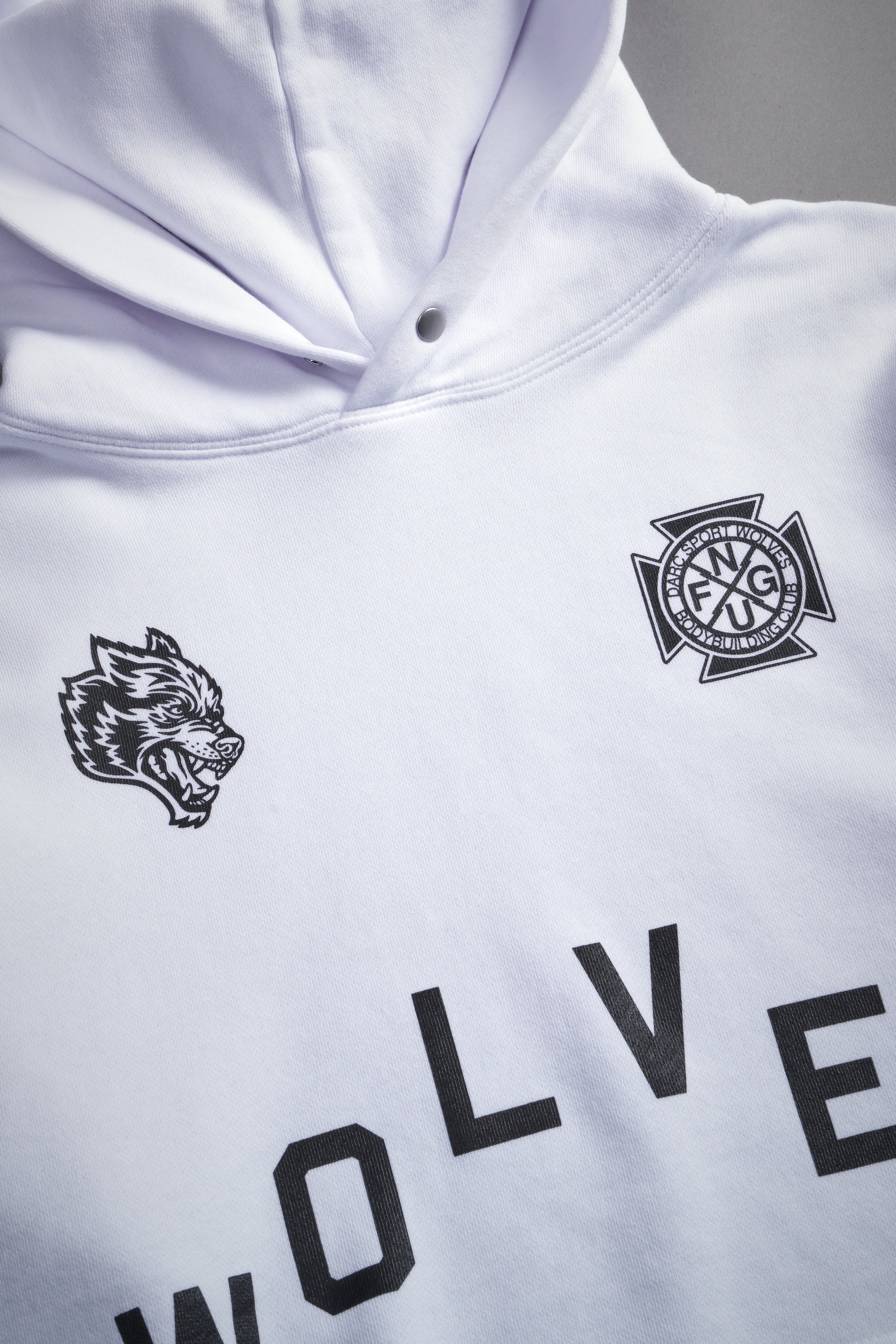 Wolf Pyramid "Pierce" Cropped Hoodie in White — imagem 7