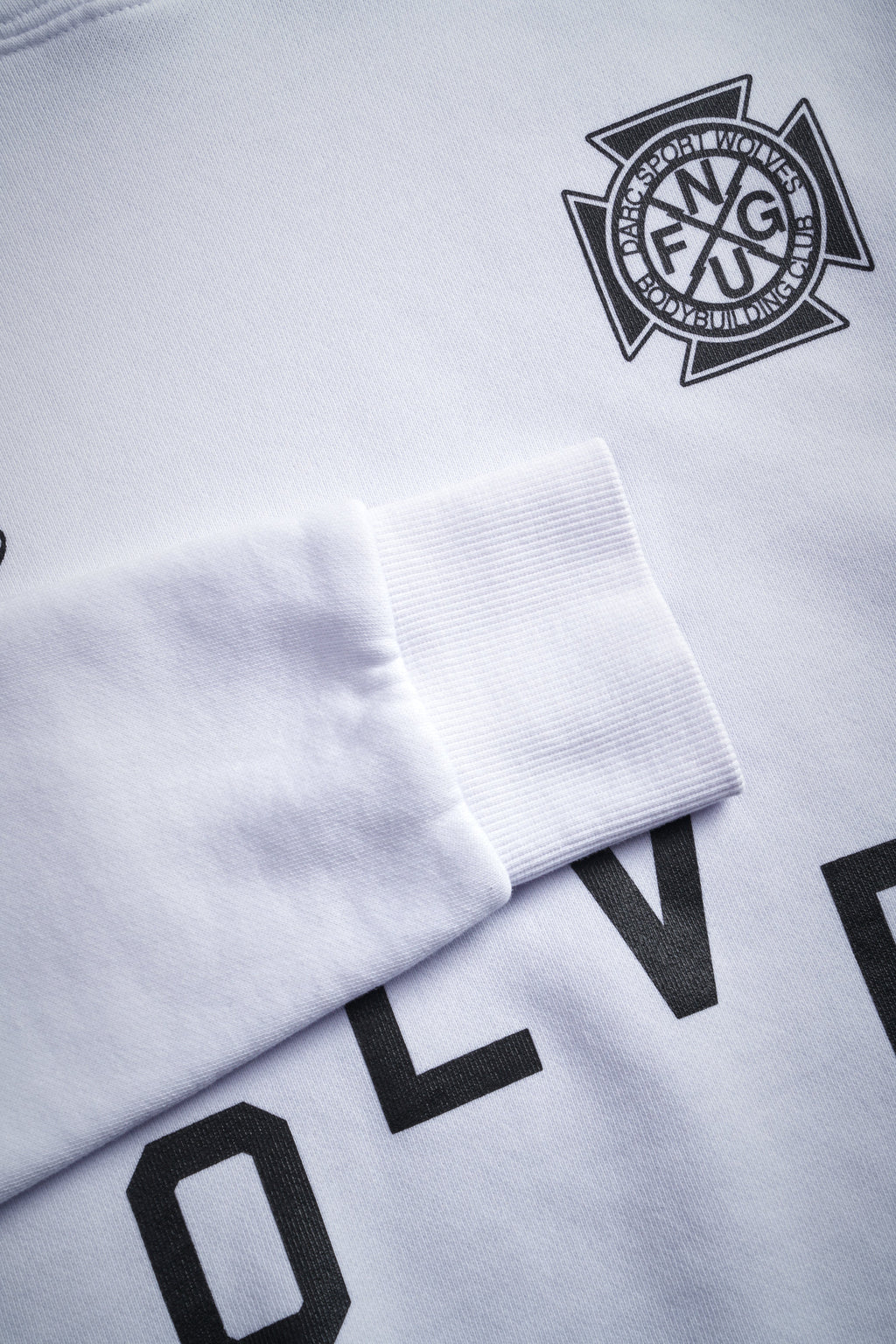 Wolf Pyramid "Pierce" Cropped Hoodie in White — imagem 8