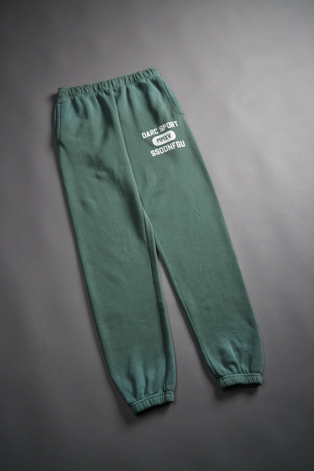 Wolves Forever She Post Lounge Sweats in Hunter Green Driftwash — imagem 7