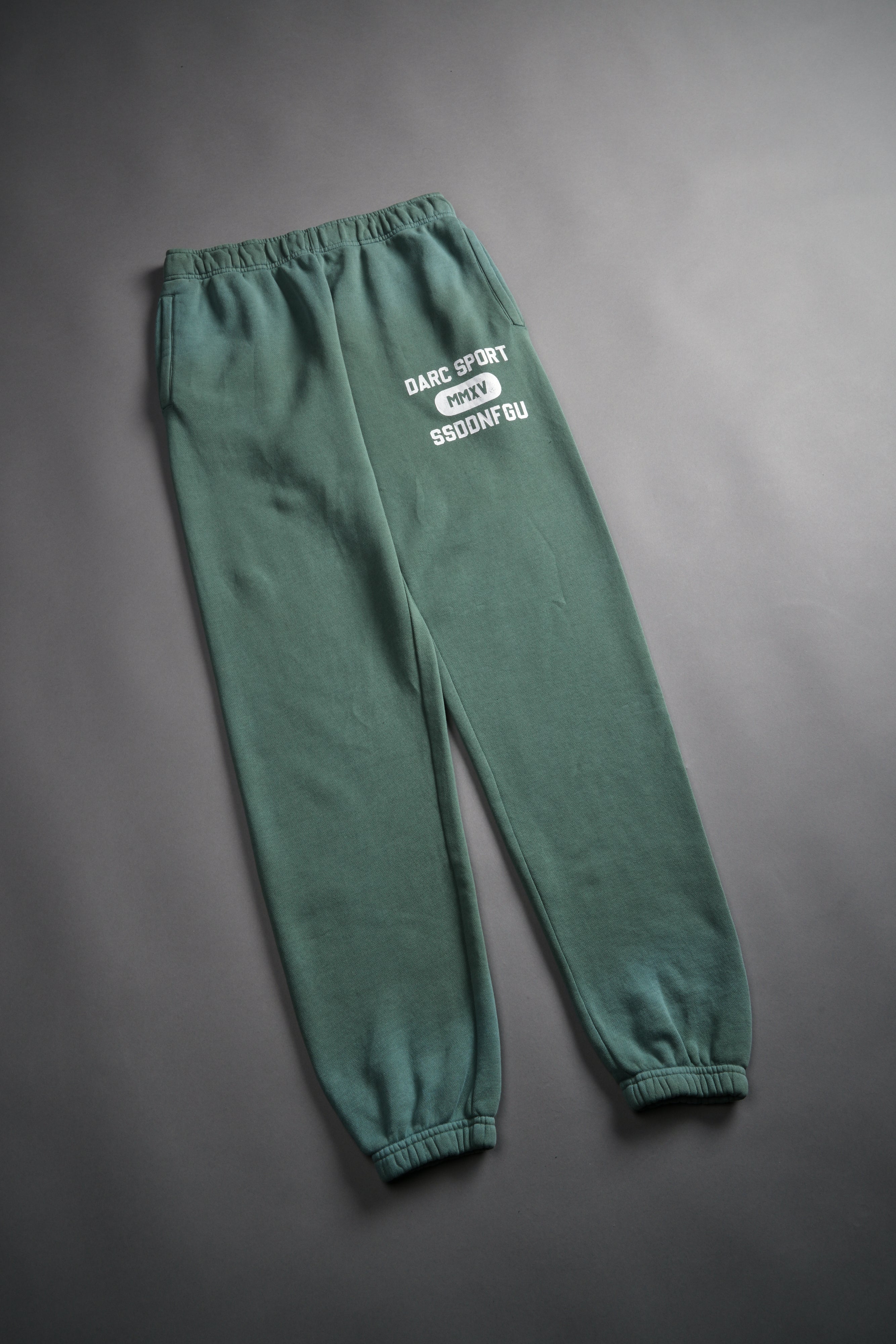 Wolves Forever She Post Lounge Sweats in Hunter Green Driftwash — imagem 7