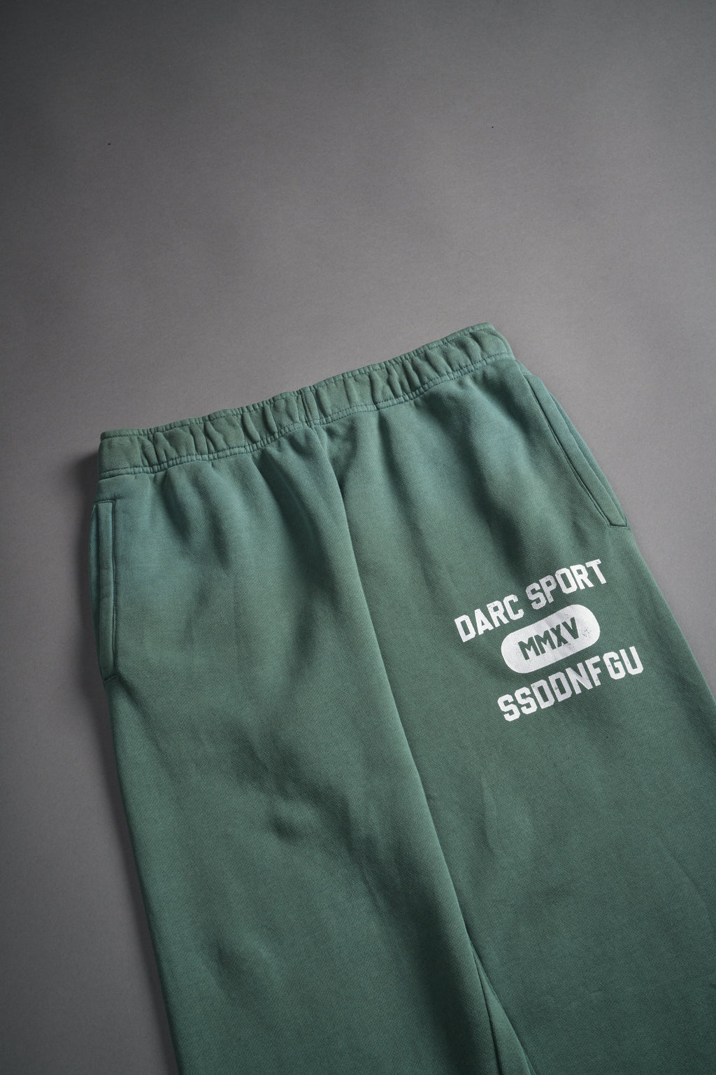 Wolves Forever She Post Lounge Sweats in Hunter Green Driftwash — imagem 8