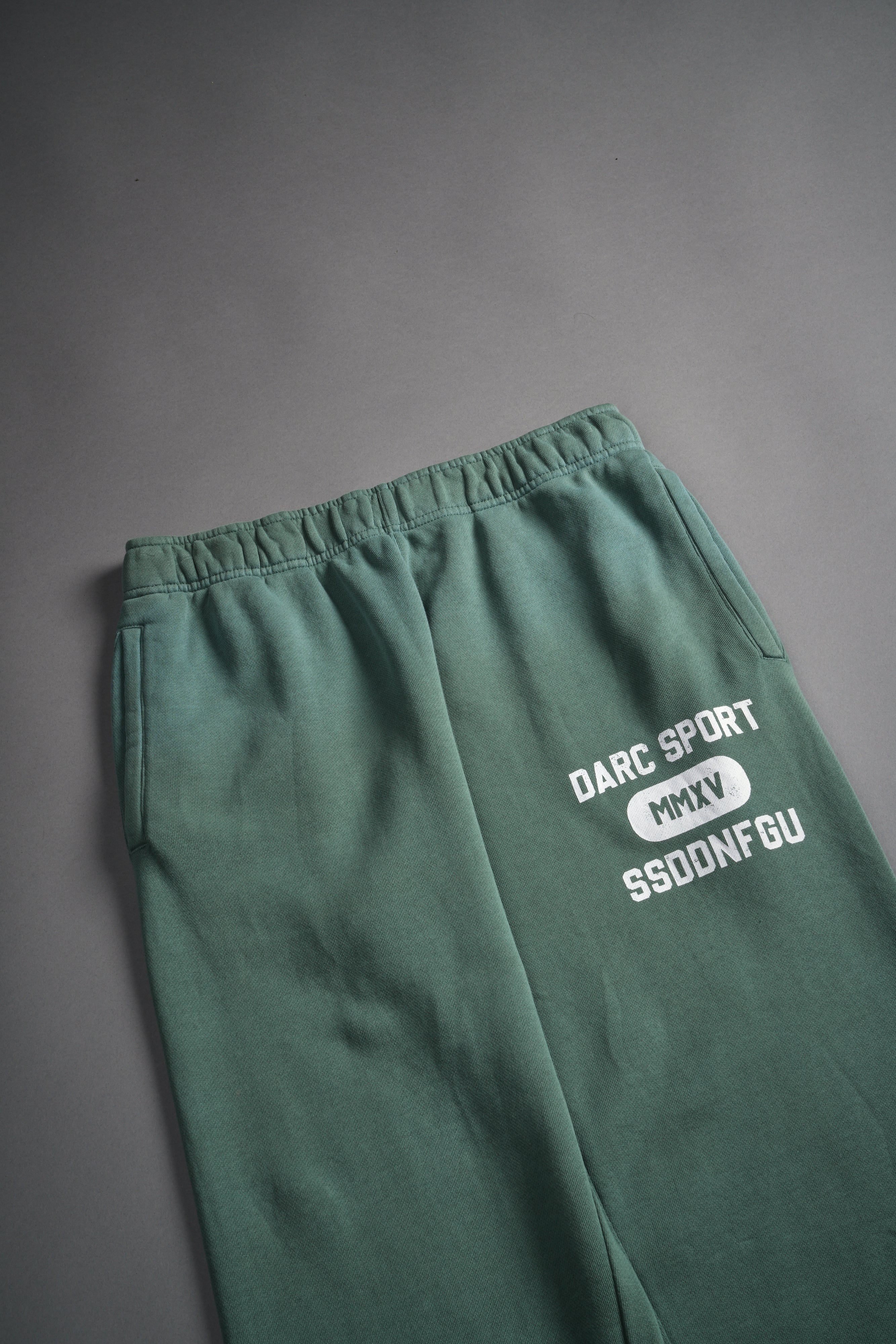 Wolves Forever She Post Lounge Sweats in Hunter Green Driftwash — imagem 8