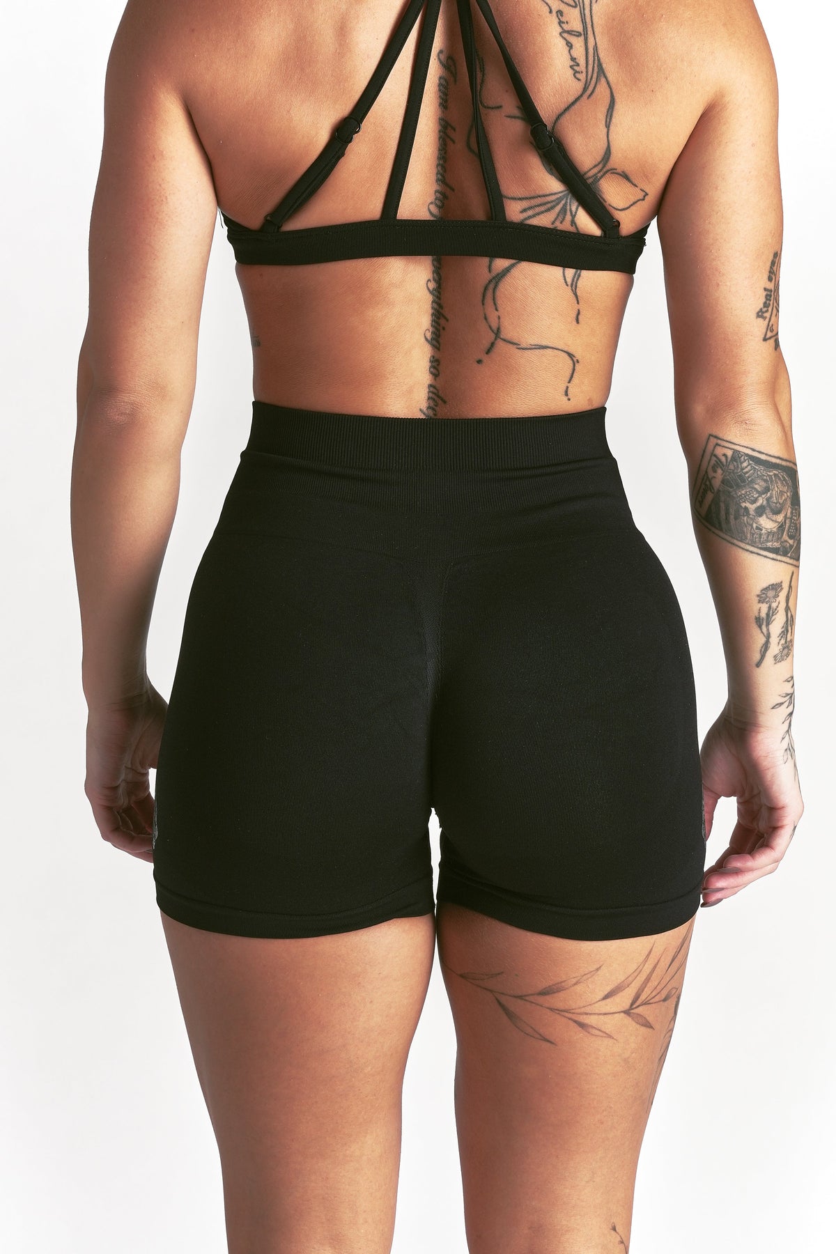 IYKYK "Stella" Soft Seamless Shorts in Black — imagem 4