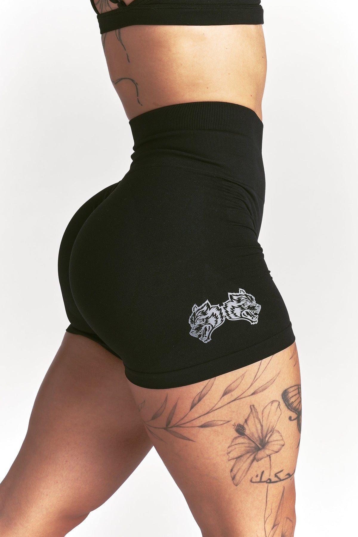 IYKYK "Stella" Soft Seamless Shorts in Black — imagem 3