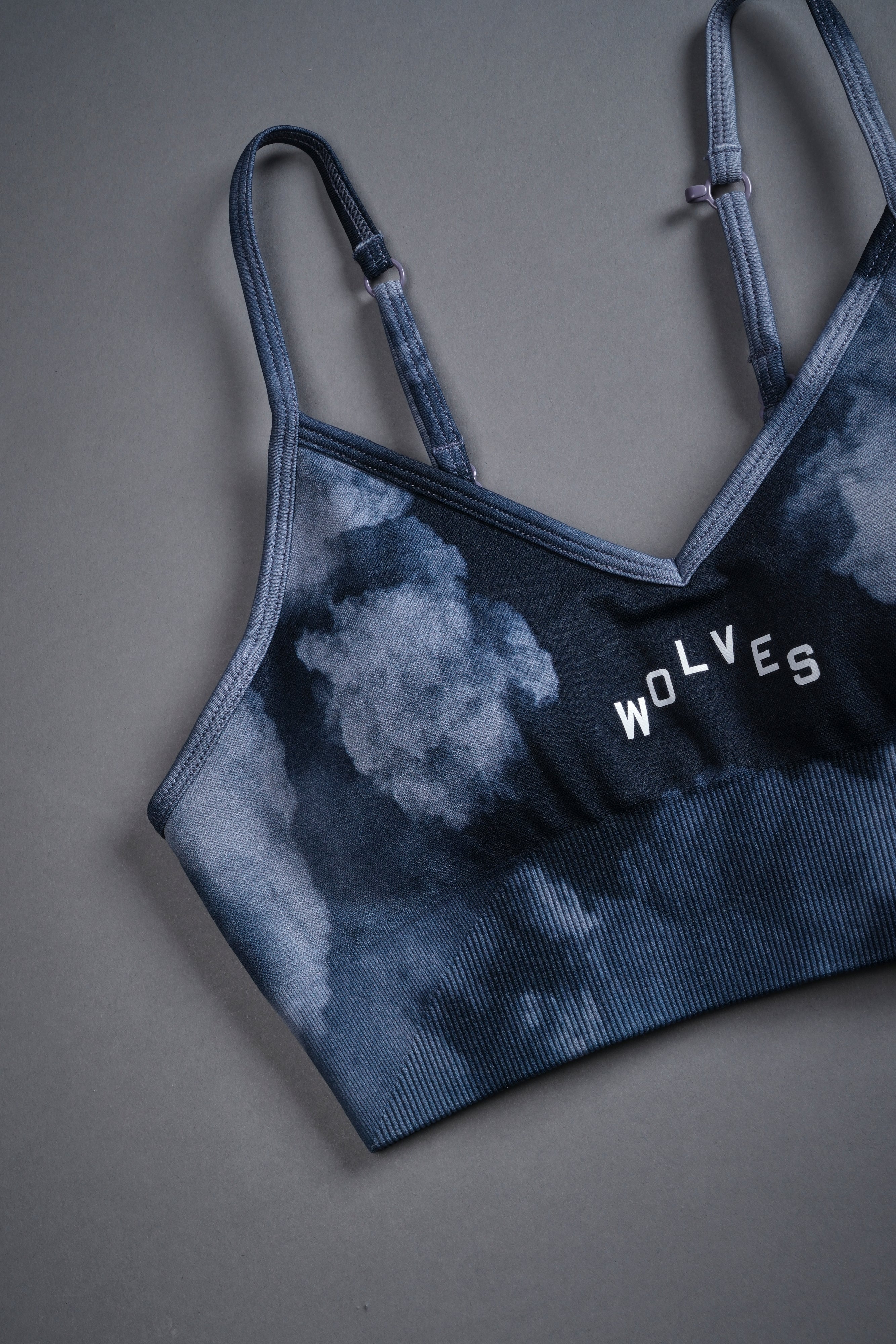 Wolves Pyramid "Everson Seamless" Sports Bra in Darc Blue Big Ghost Clouds — imagem 5