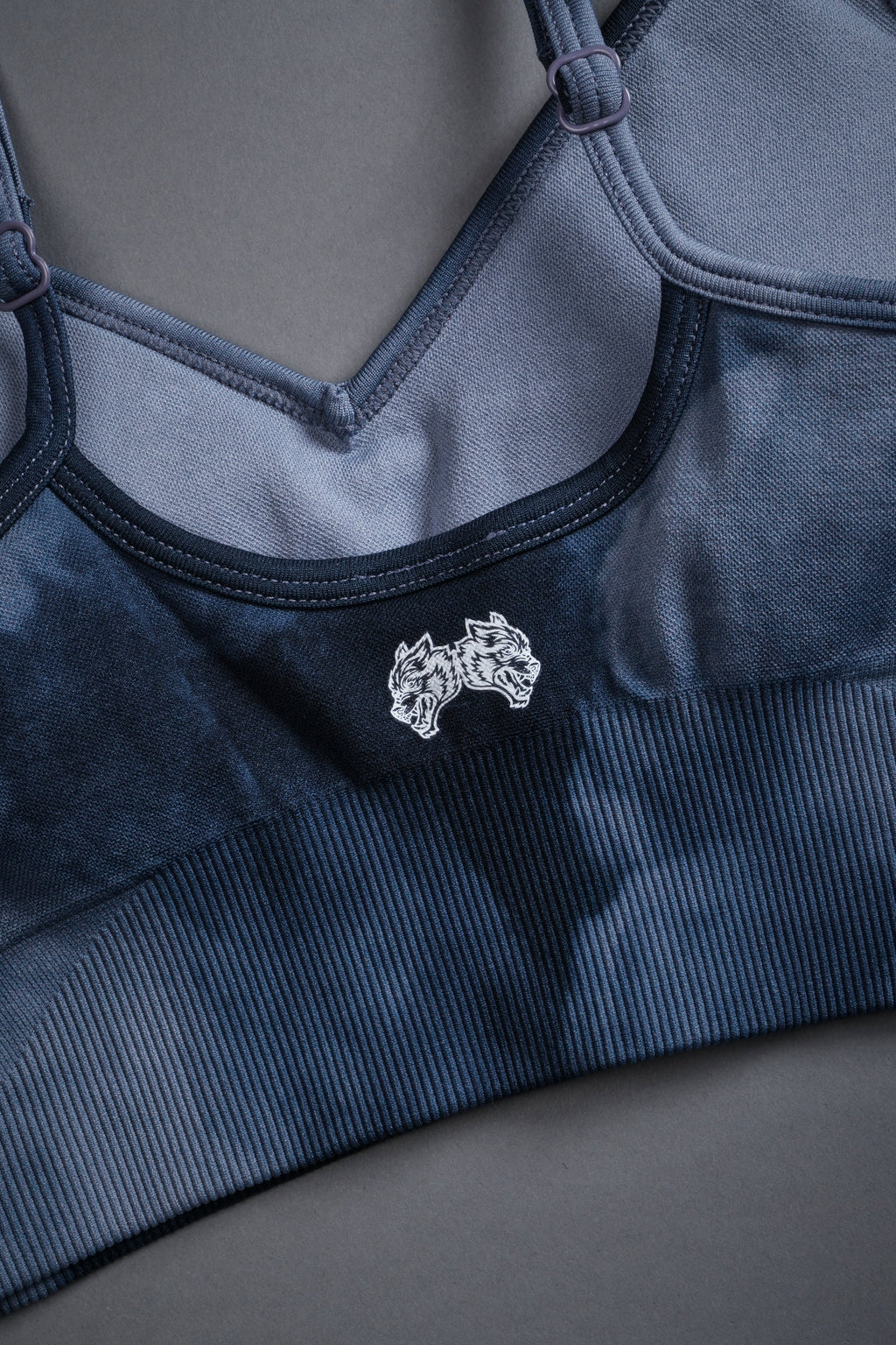 Wolves Pyramid "Everson Seamless" Sports Bra in Darc Blue Big Ghost Clouds — imagem 7