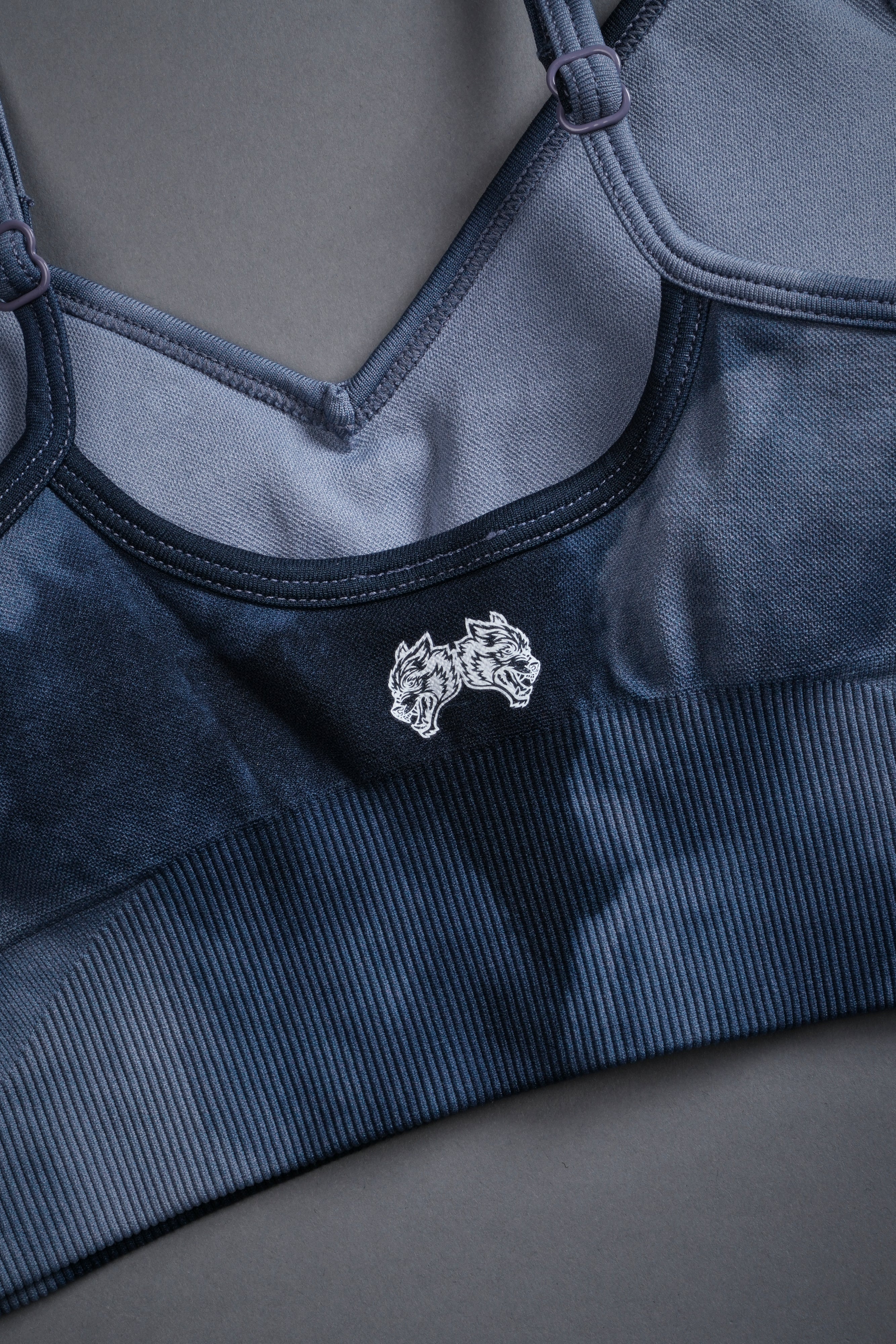Wolves Pyramid "Everson Seamless" Sports Bra in Darc Blue Big Ghost Clouds — imagem 7