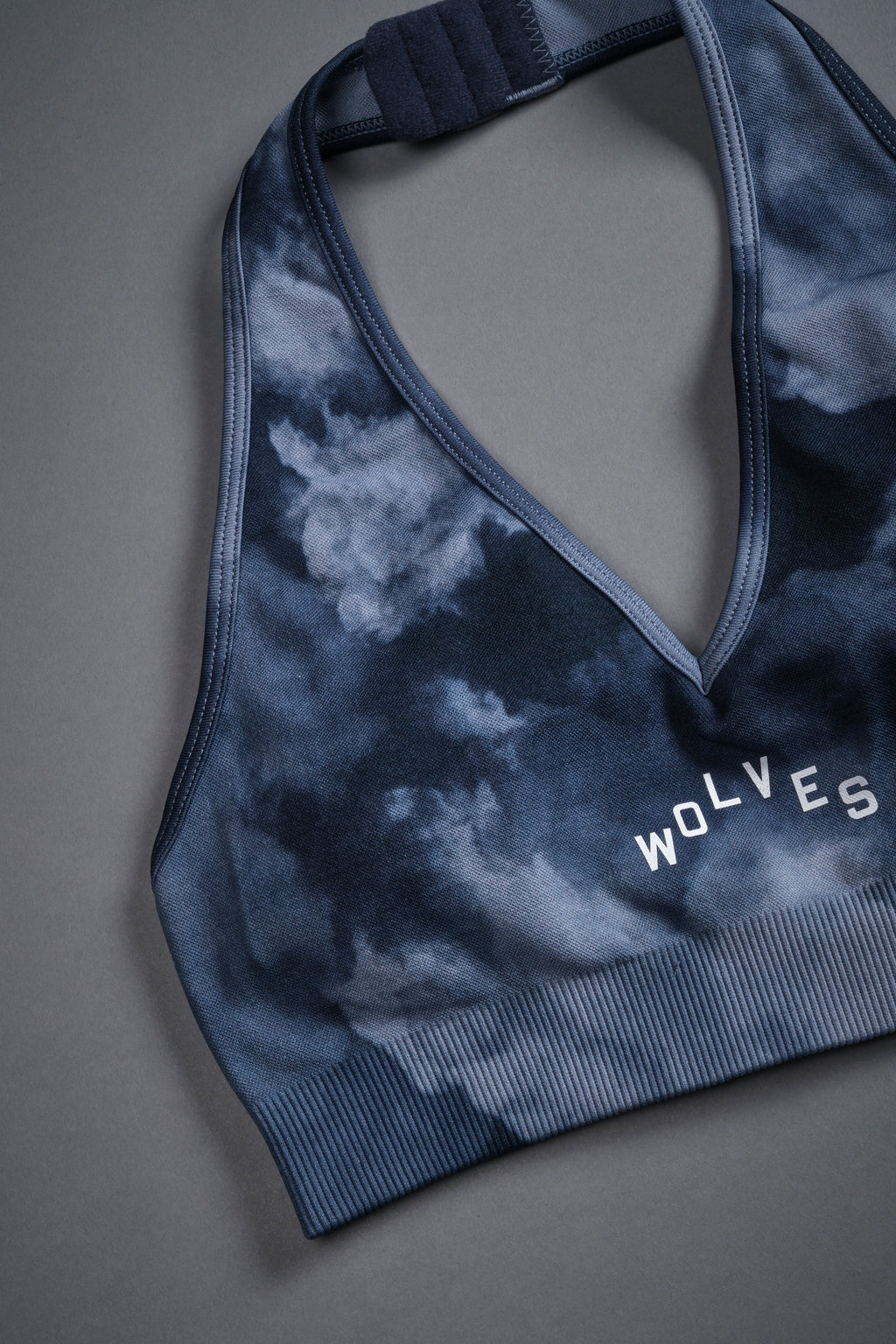 Wolves Pyramid "Everson Seamless" Halter Bra in Darc Blue Big Ghost Clouds — imagem 6