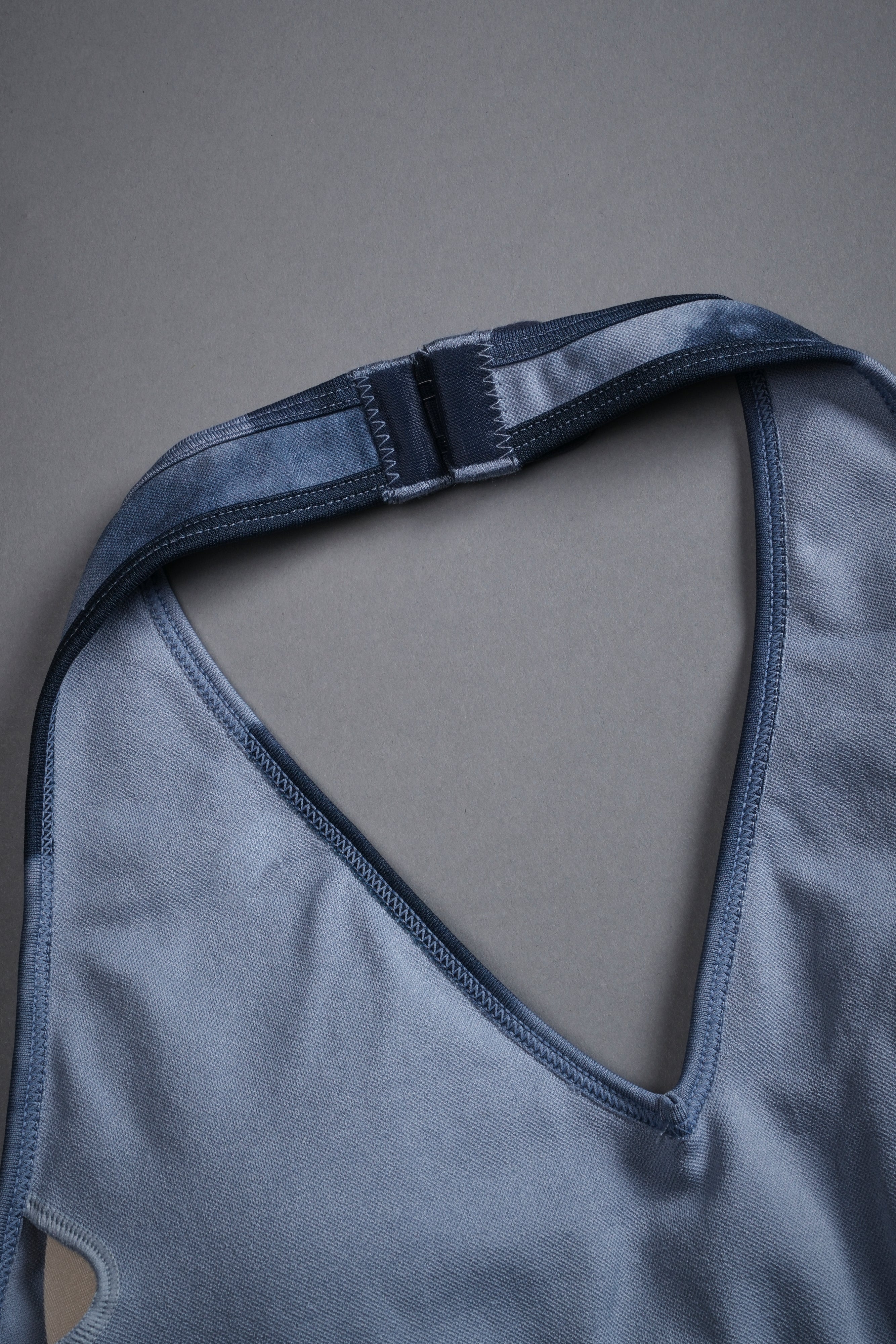 Wolves Pyramid "Everson Seamless" Halter Bra in Darc Blue Big Ghost Clouds — imagem 8
