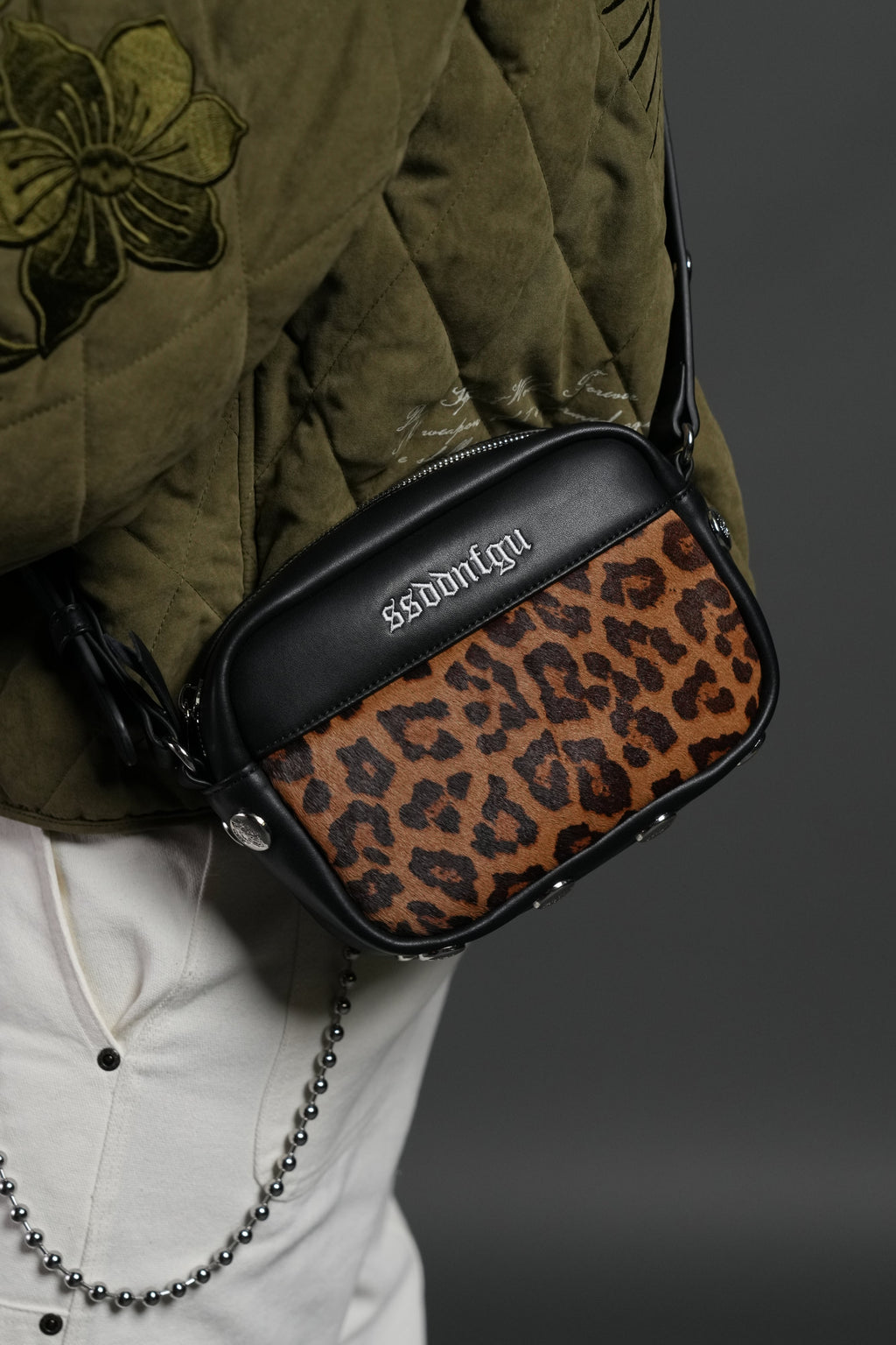 Wolf Head Rodman Leather Side Bag in Black — imagem 17