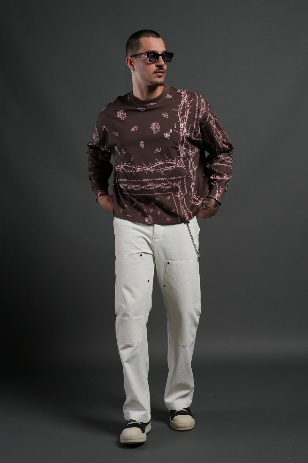 Wolves Pyramid Grunge "Box Cut" L/S Tee in Desert Dust Thorn Paisley — imagem 4
