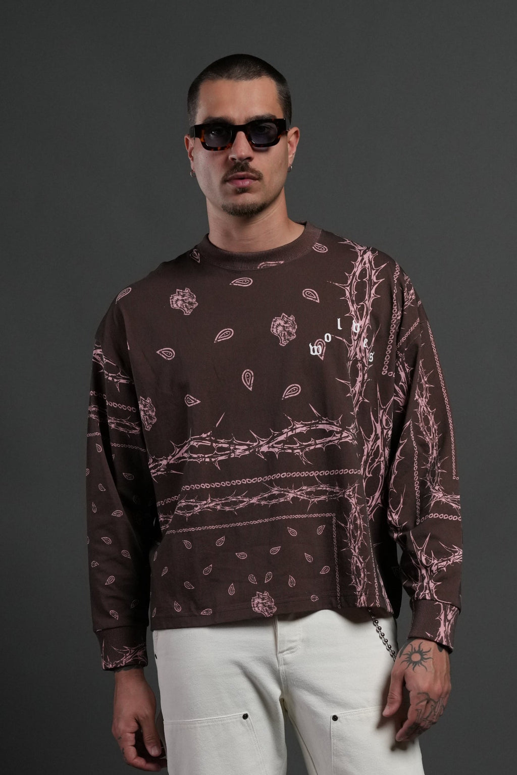 Wolves Pyramid Grunge "Box Cut" L/S Tee in Desert Dust Thorn Paisley — imagem 2