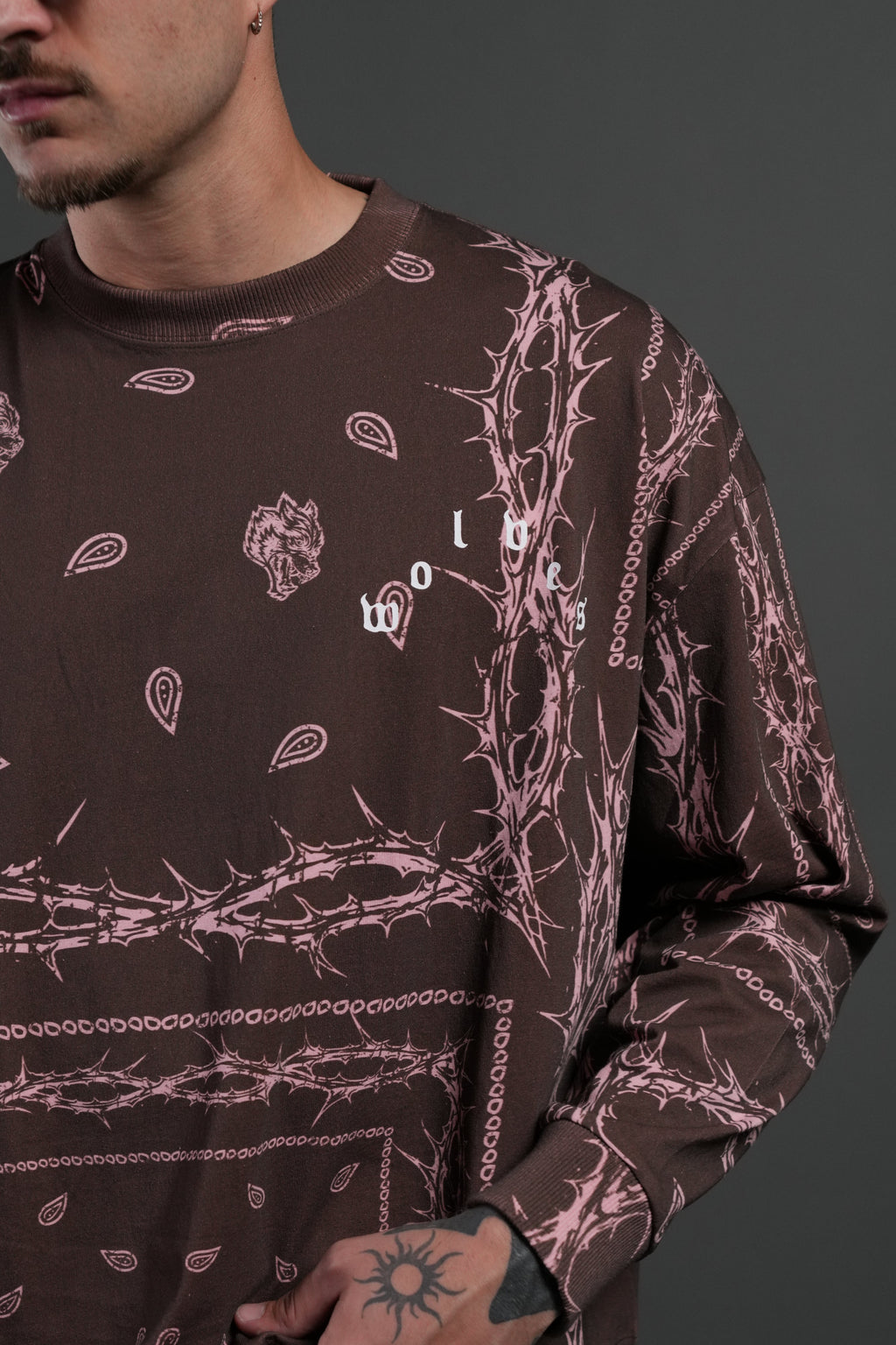 Wolves Pyramid Grunge "Box Cut" L/S Tee in Desert Dust Thorn Paisley — imagem 6
