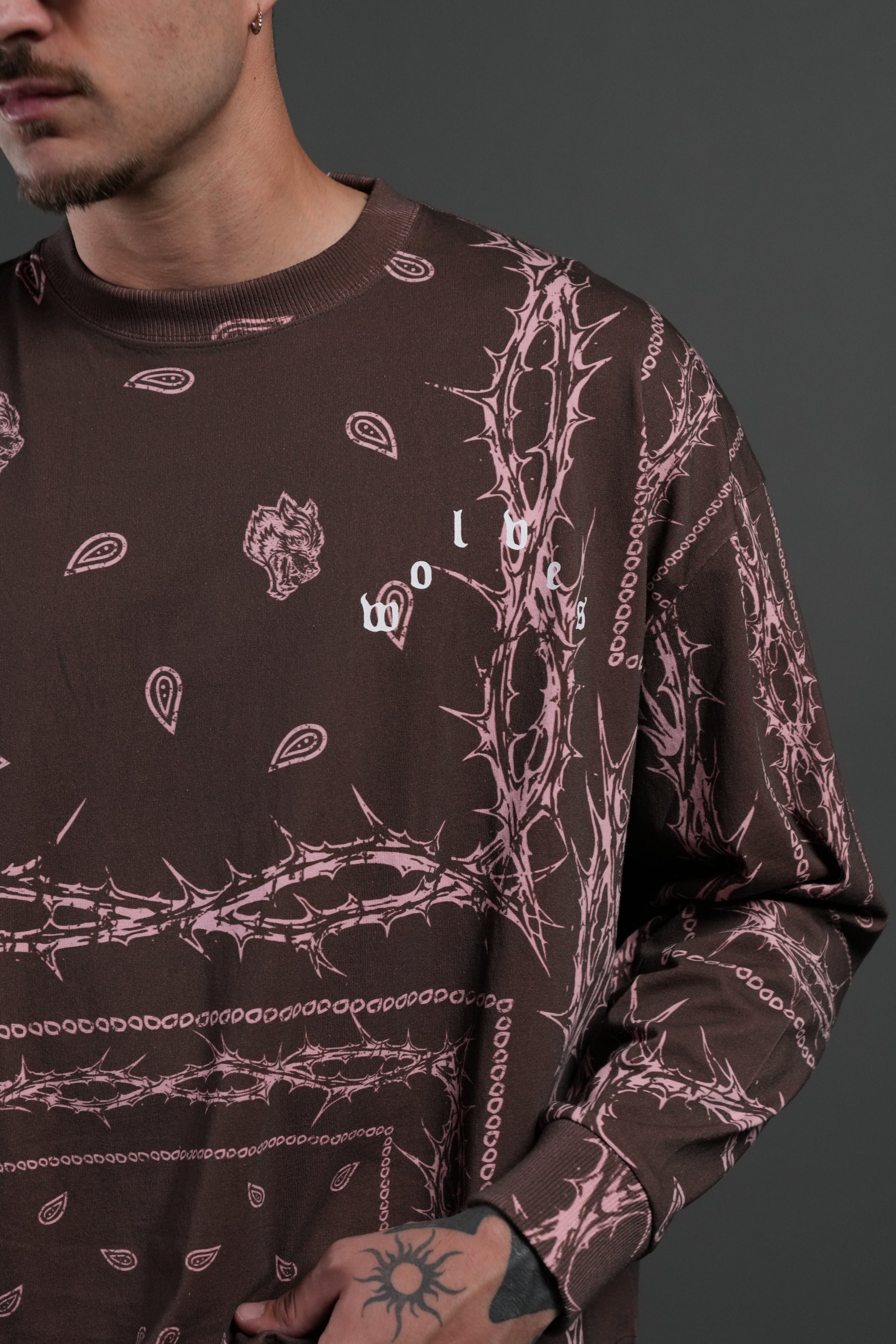 Wolves Pyramid Grunge "Box Cut" L/S Tee in Desert Dust Thorn Paisley — imagem 6
