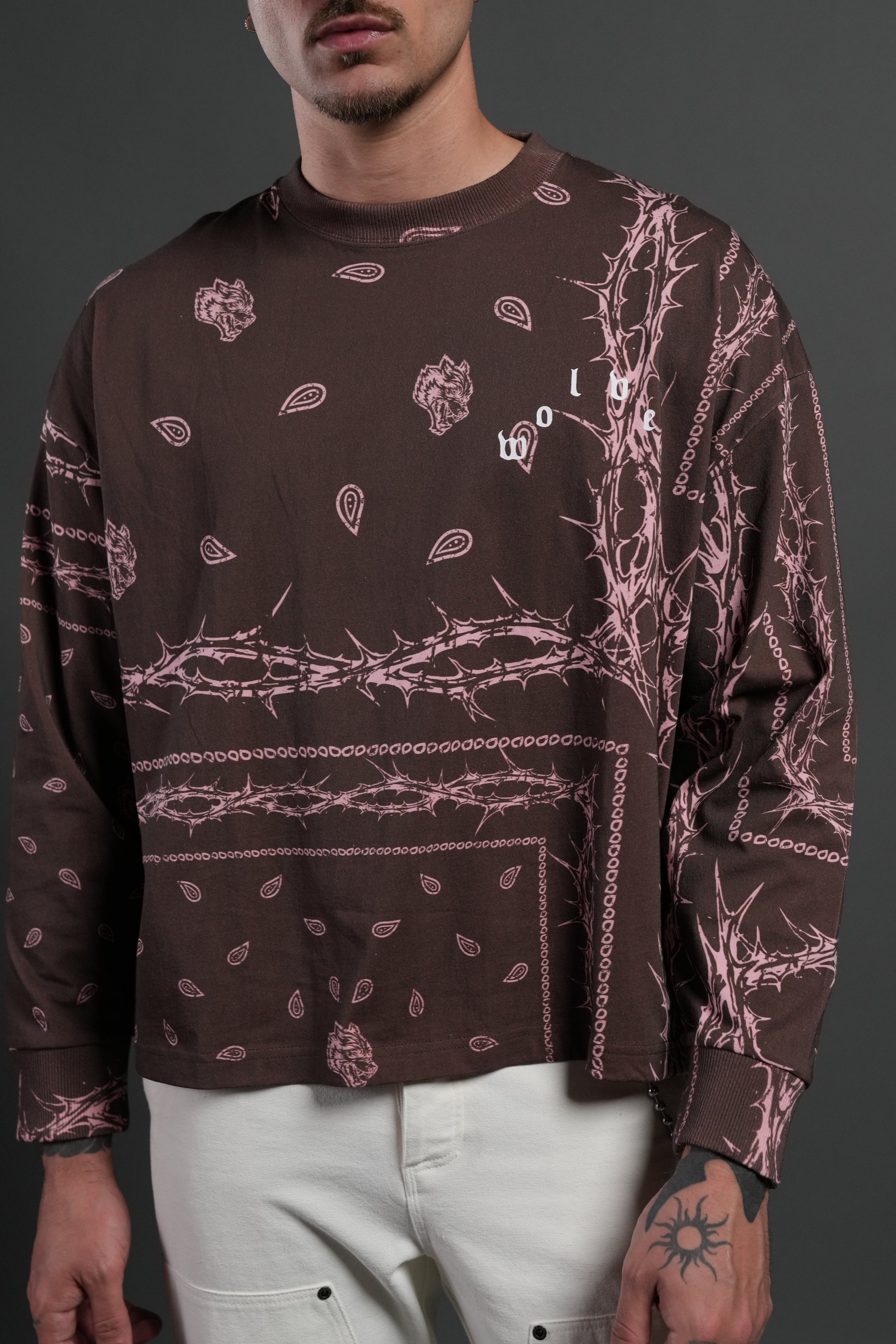 Wolves Pyramid Grunge "Box Cut" L/S Tee in Desert Dust Thorn Paisley — imagem 5