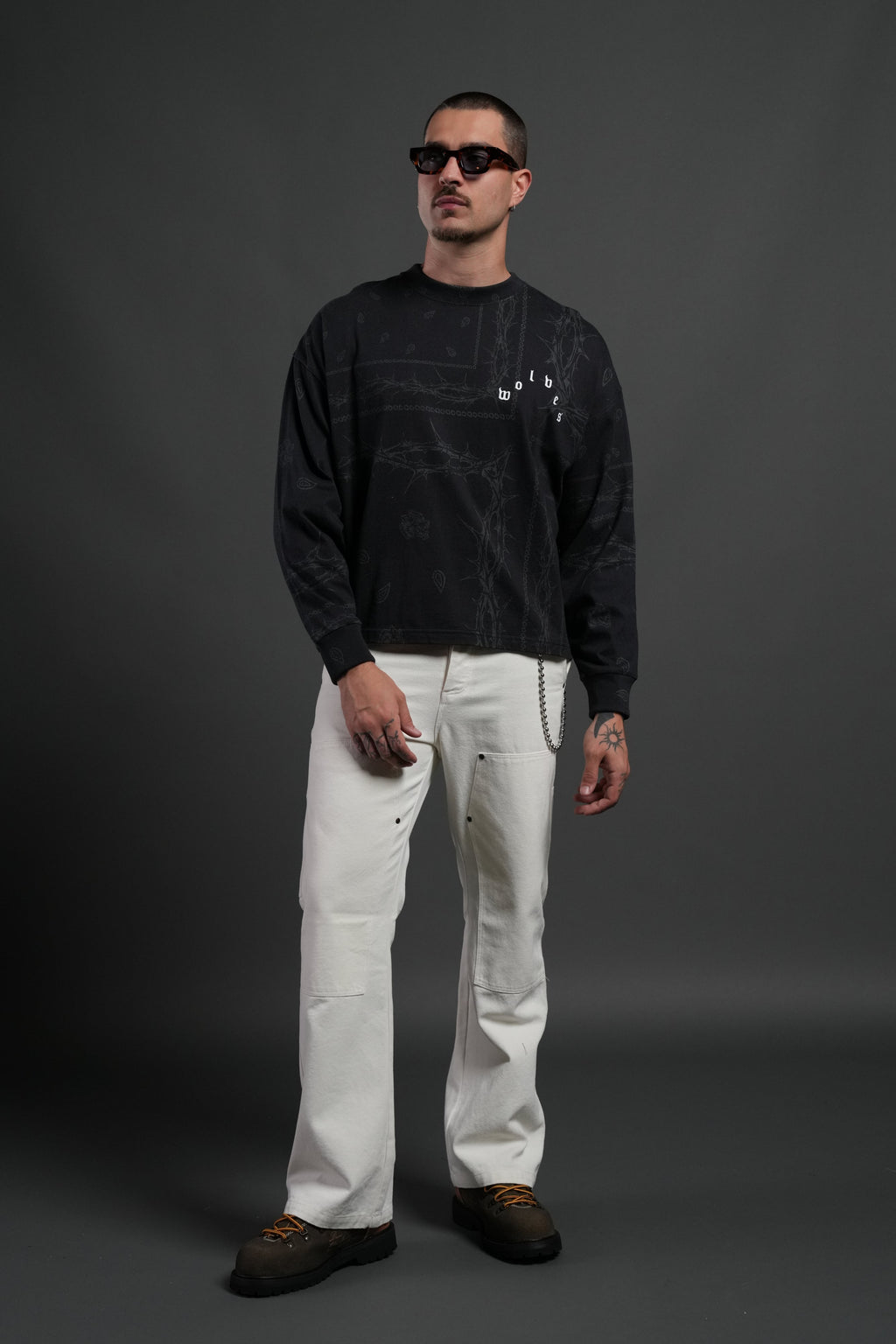Wolves Pyramid Grunge "Box Cut" L/S Tee in Black Thorn Paisley — imagem 4