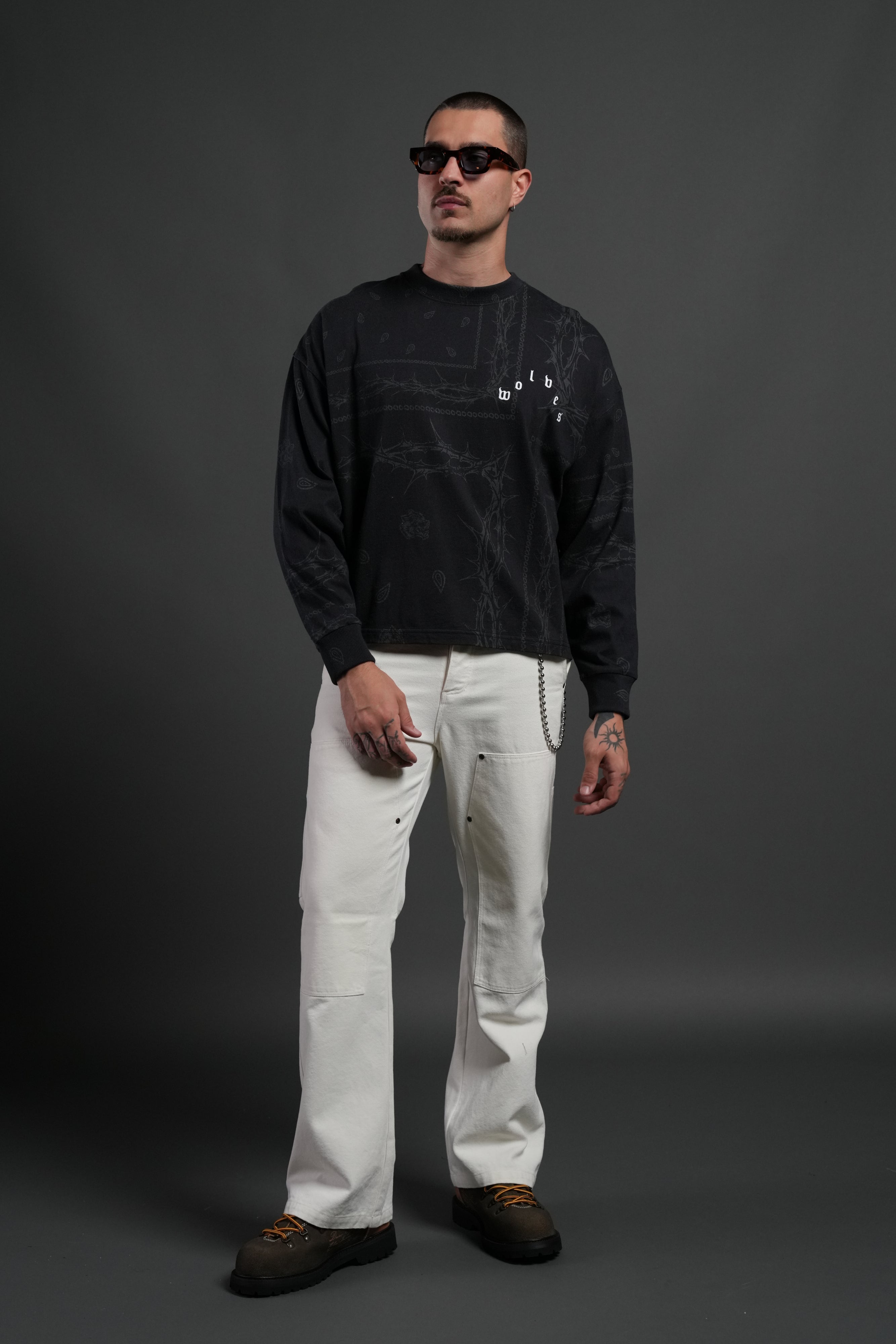 Wolves Pyramid Grunge "Box Cut" L/S Tee in Black Thorn Paisley — imagem 4