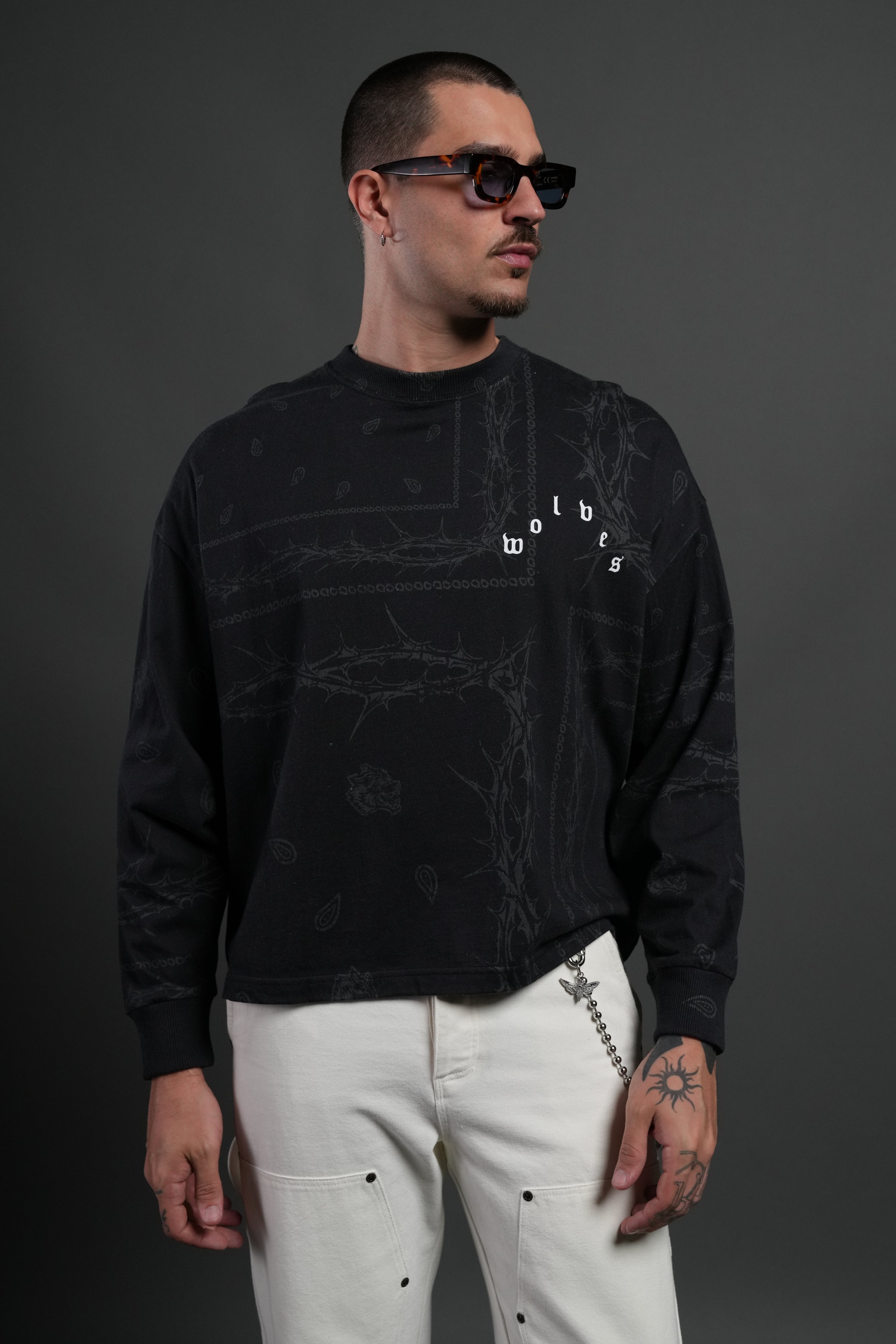 Wolves Pyramid Grunge "Box Cut" L/S Tee in Black Thorn Paisley — imagem 2