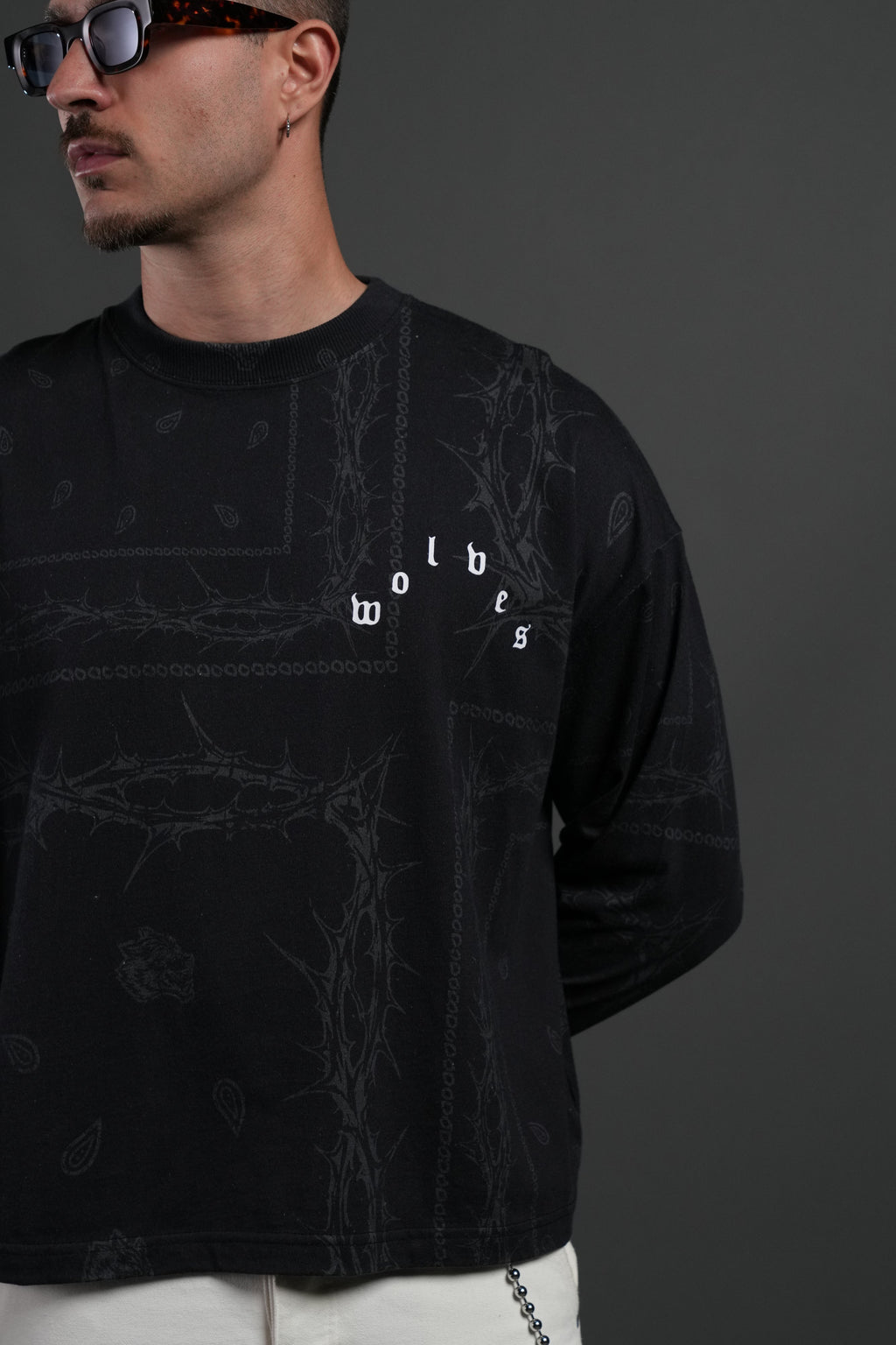 Wolves Pyramid Grunge "Box Cut" L/S Tee in Black Thorn Paisley — imagem 8