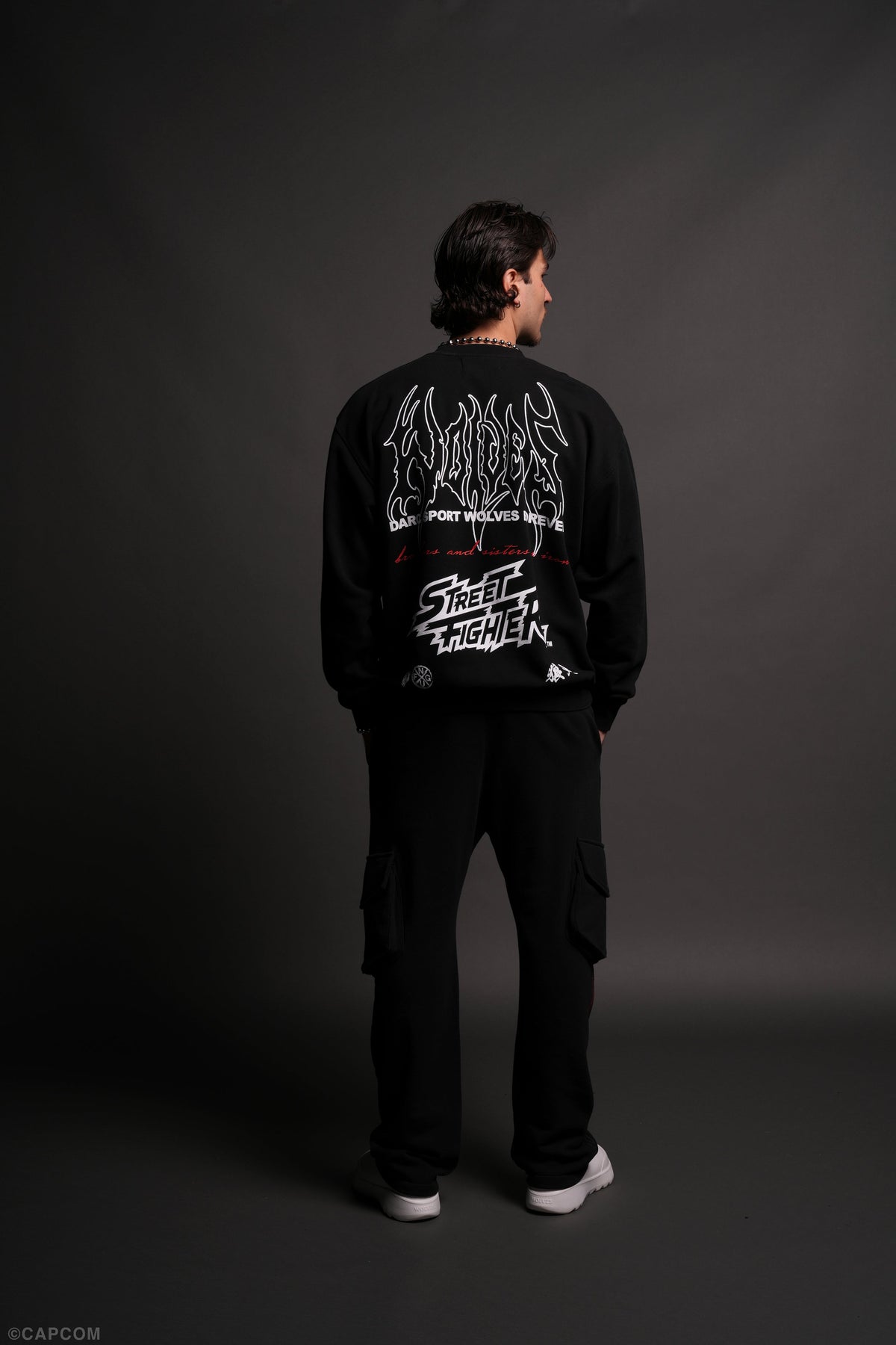 Final Boss Unisex London Crewneck in Black - imagem 6