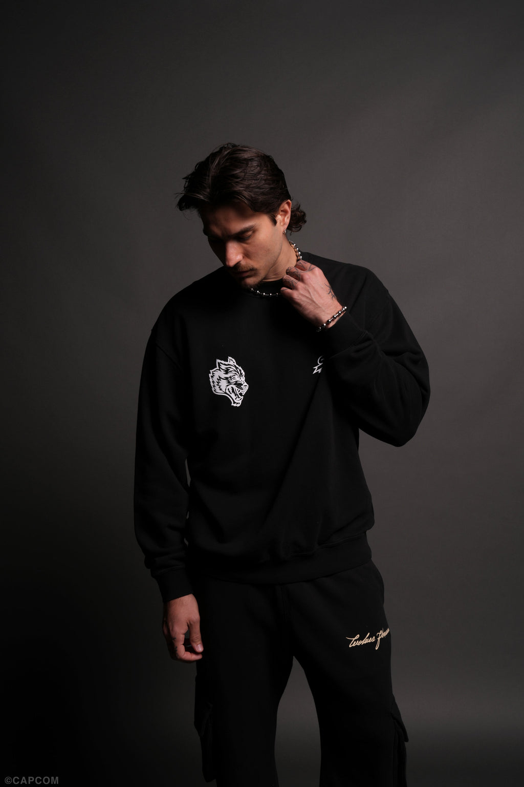 Final Boss Unisex London Crewneck in Black - imagem 7