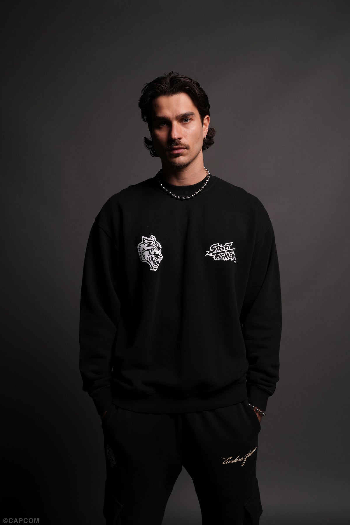Final Boss Unisex London Crewneck in Black - imagem 2