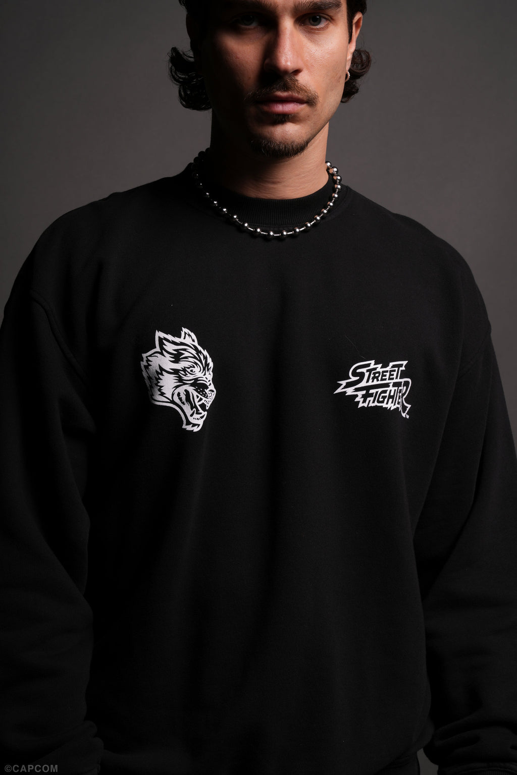 Final Boss Unisex London Crewneck in Black - imagem 8