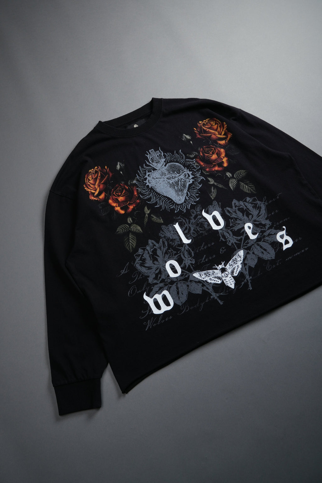 You Are the Reason Grunge Mid-Length Raw Hem LS Tee in Black — imagem 7