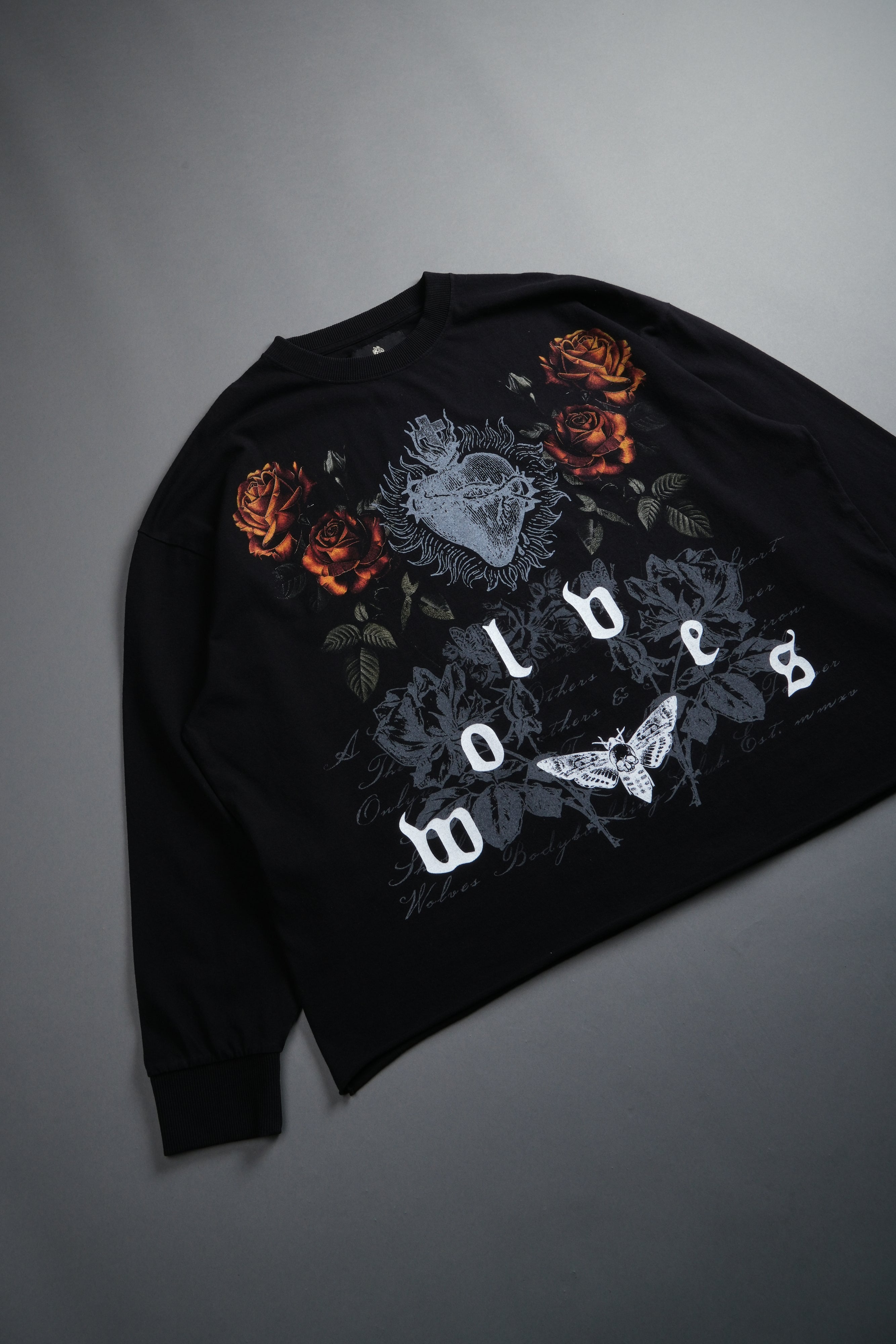 You Are the Reason Grunge Mid-Length Raw Hem LS Tee in Black — imagem 7