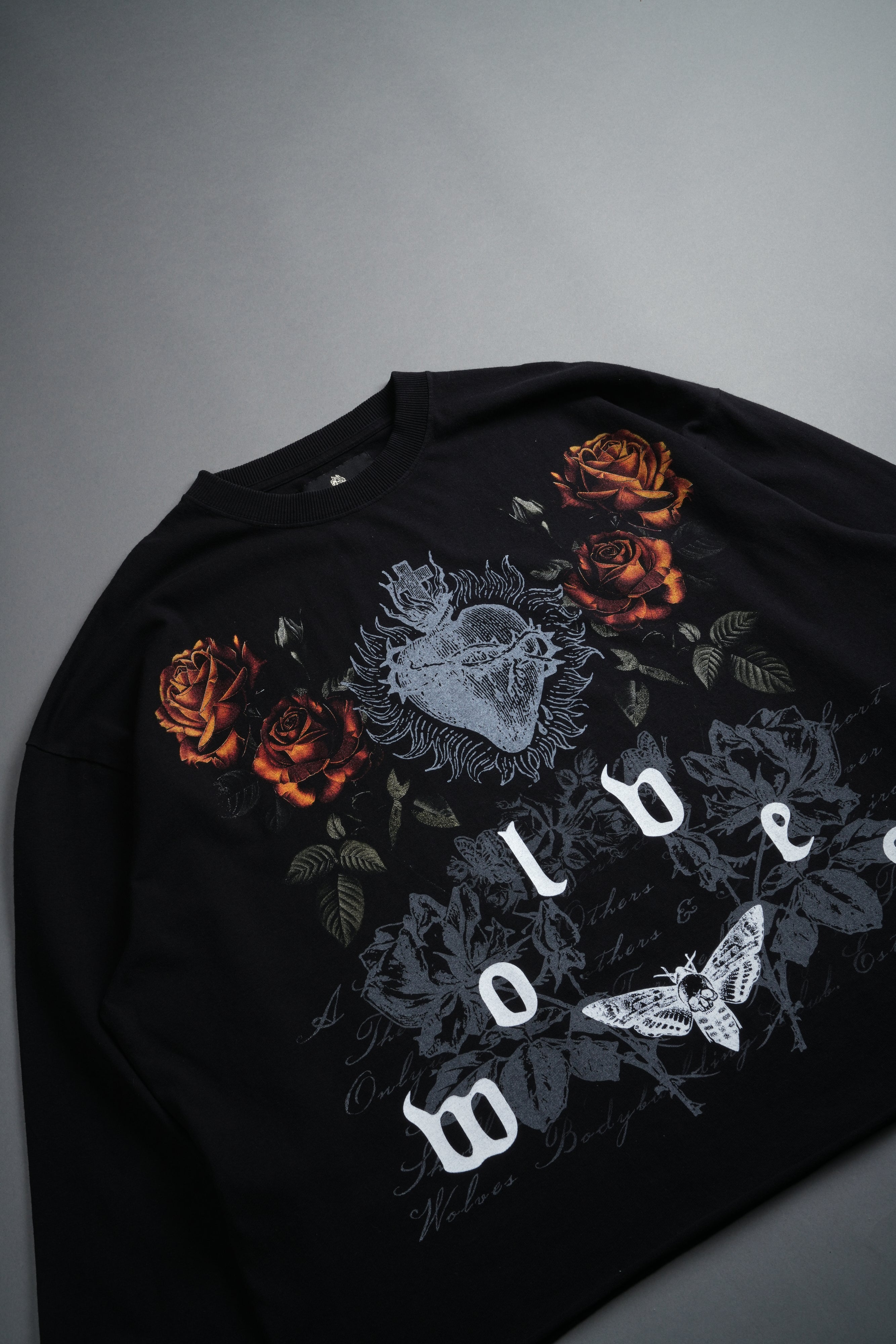 You Are the Reason Grunge Mid-Length Raw Hem LS Tee in Black — imagem 8