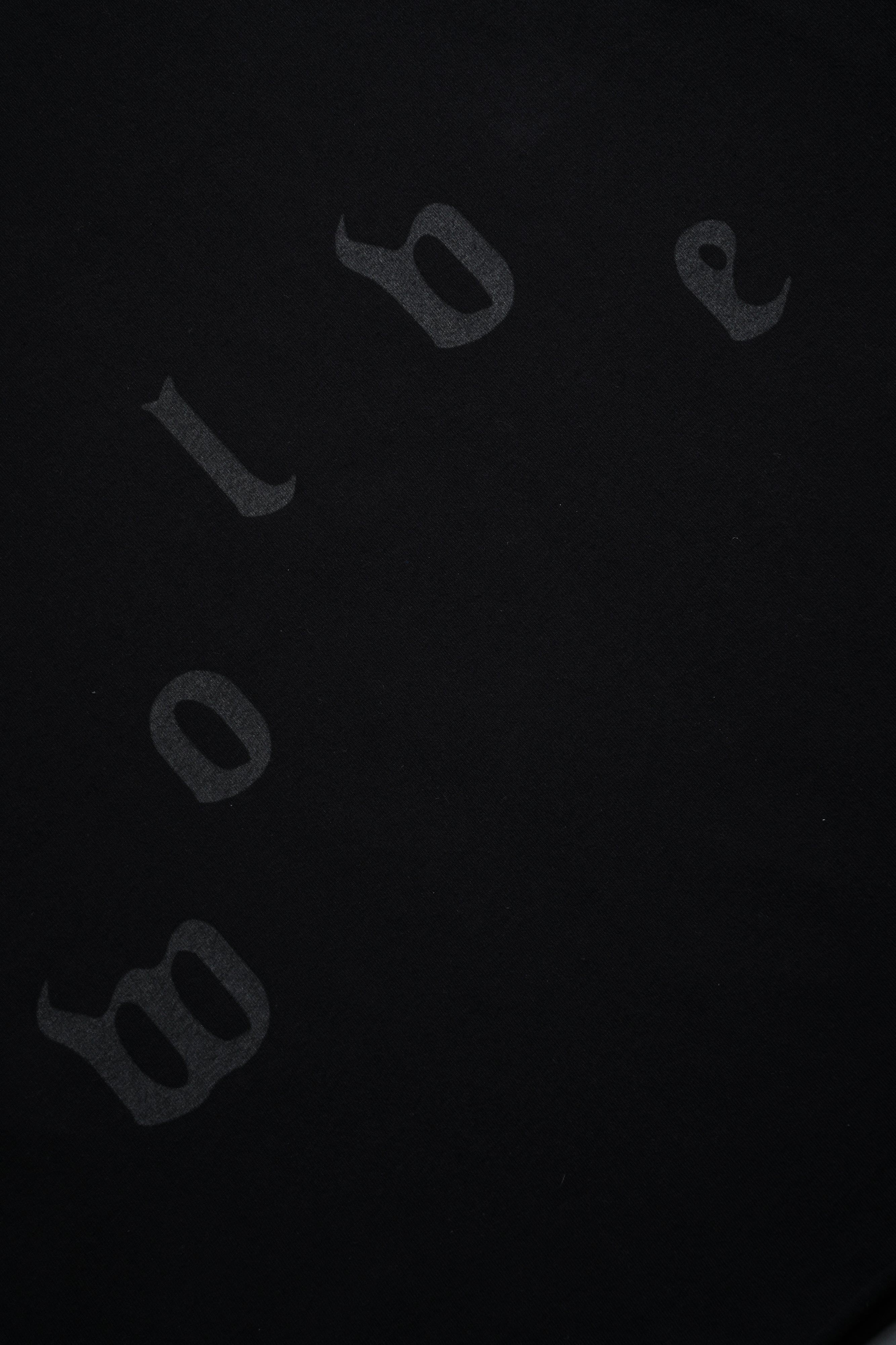 You Are the Reason Grunge Mid-Length Raw Hem LS Tee in Black — imagem 10