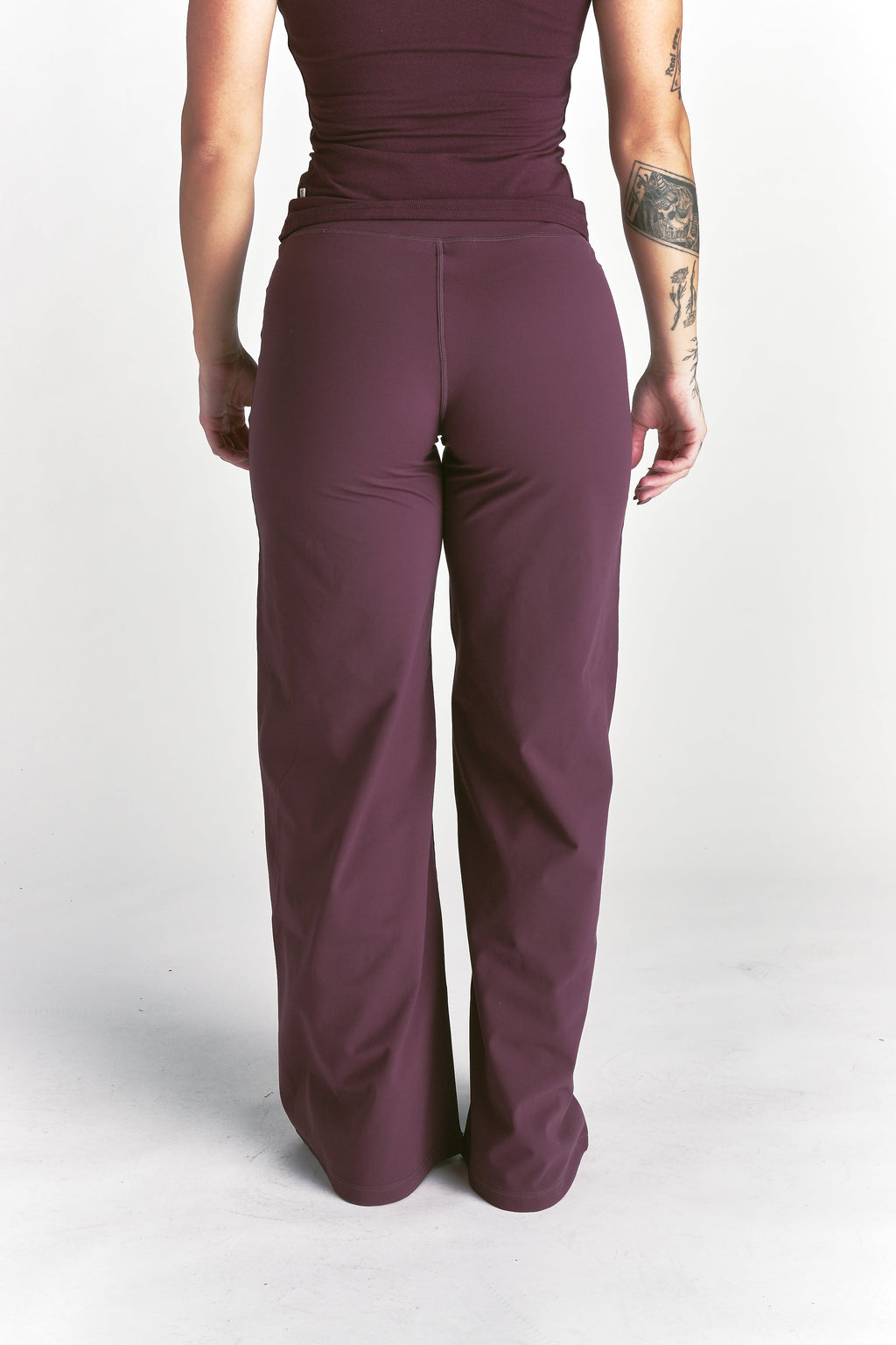 Wolf Wide Leg Energy Pants in Fig — imagem 2
