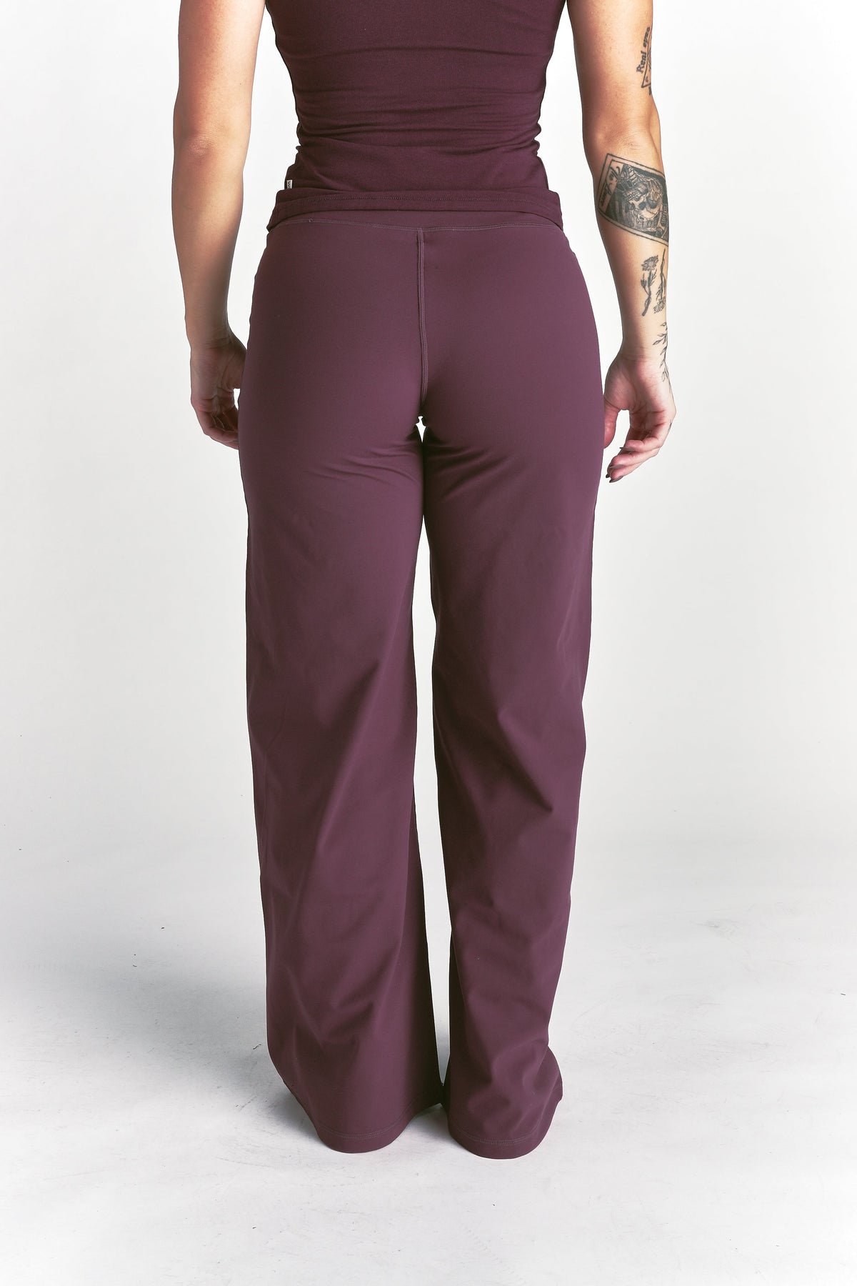 Wolf Wide Leg Energy Pants in Fig — imagem 2