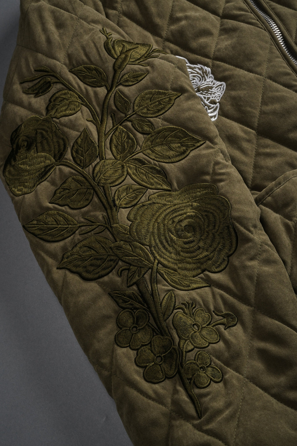 Sacred Wolves Boxy Darco Quilted Jacket in Olive - imagem 11