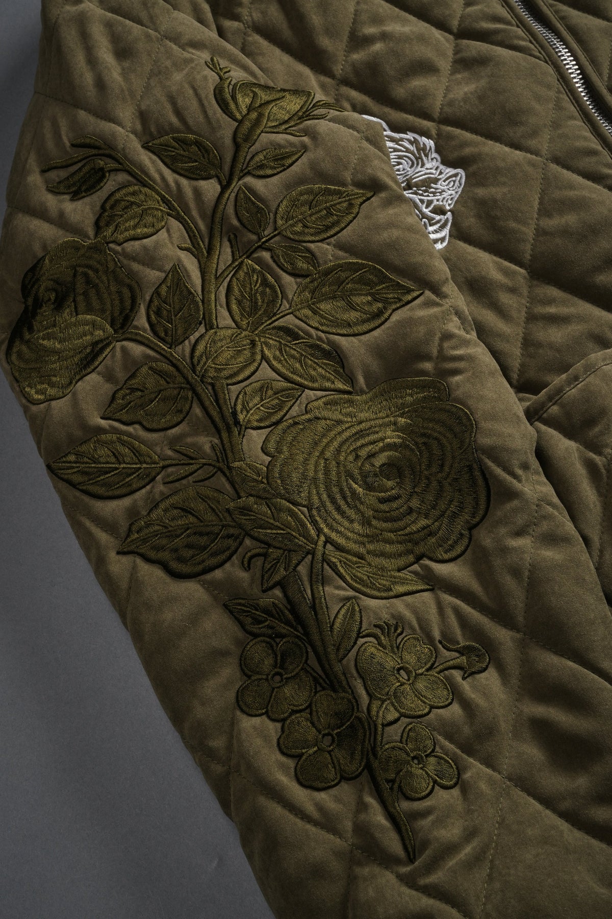 Sacred Wolves Boxy Darco Quilted Jacket in Olive - imagem 11