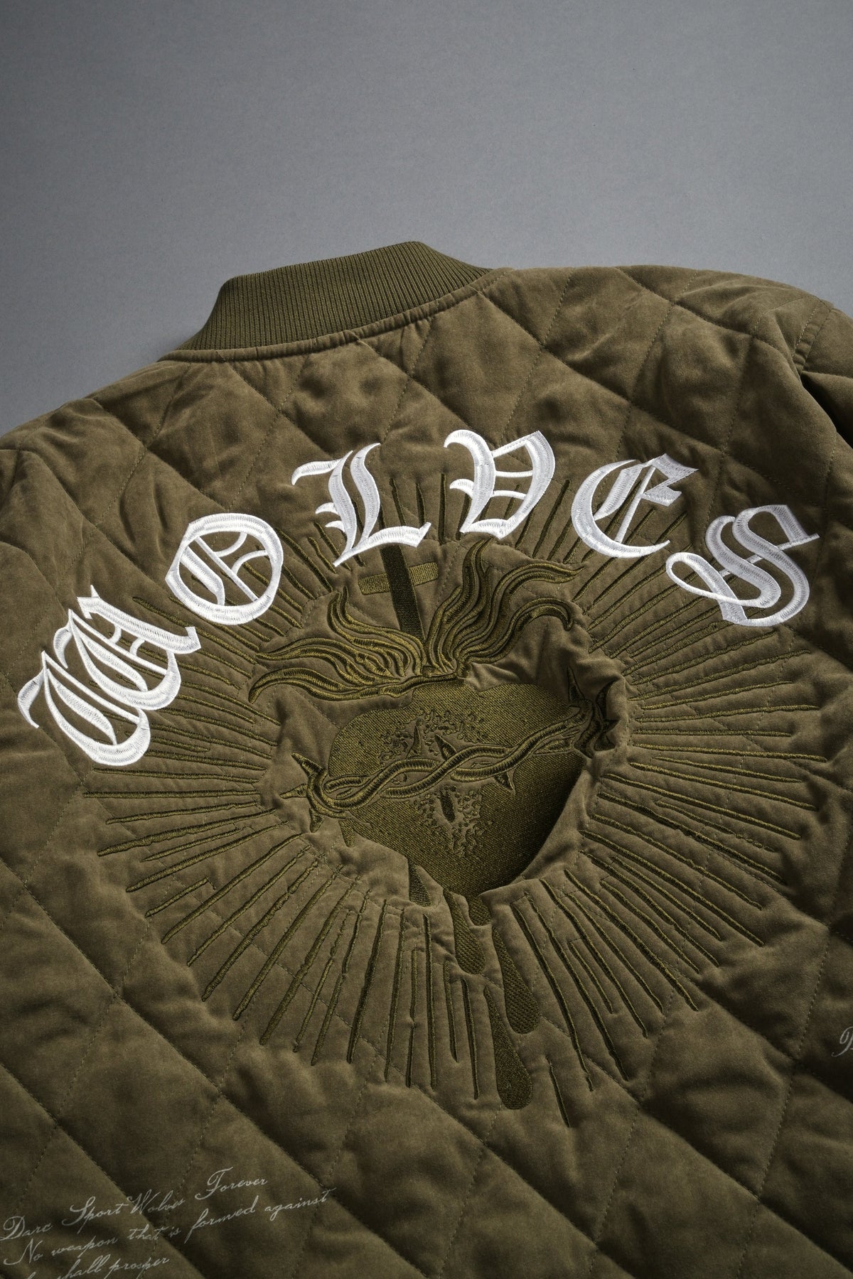 Sacred Wolves Boxy Darco Quilted Jacket in Olive - imagem 13