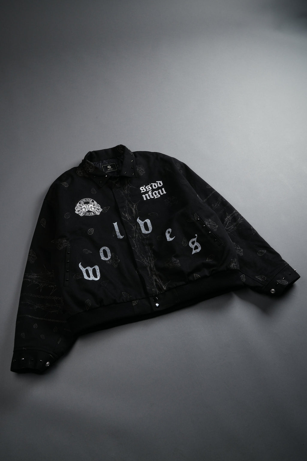 Studded Wolves Pyramid Moe Jacket in Black Thorn Paisley - imagem 6