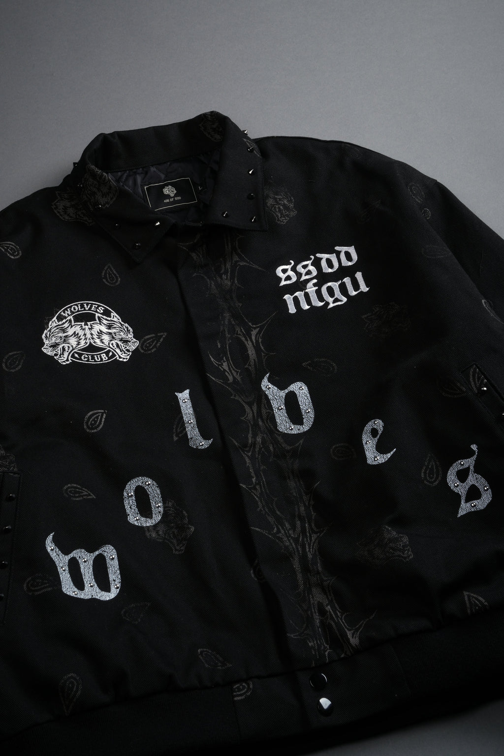 Studded Wolves Pyramid Moe Jacket in Black Thorn Paisley - imagem 7