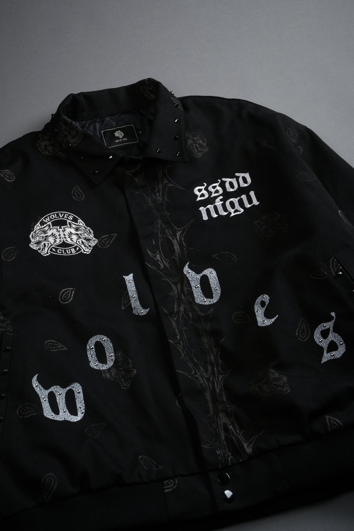 Studded Wolves Pyramid Moe Jacket in Black Thorn Paisley - imagem 7