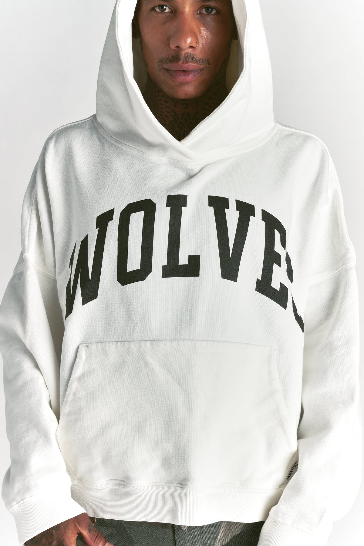 Only Loyalty Grunge "Gage" Box Cut Hoodie in Cream — imagem 6