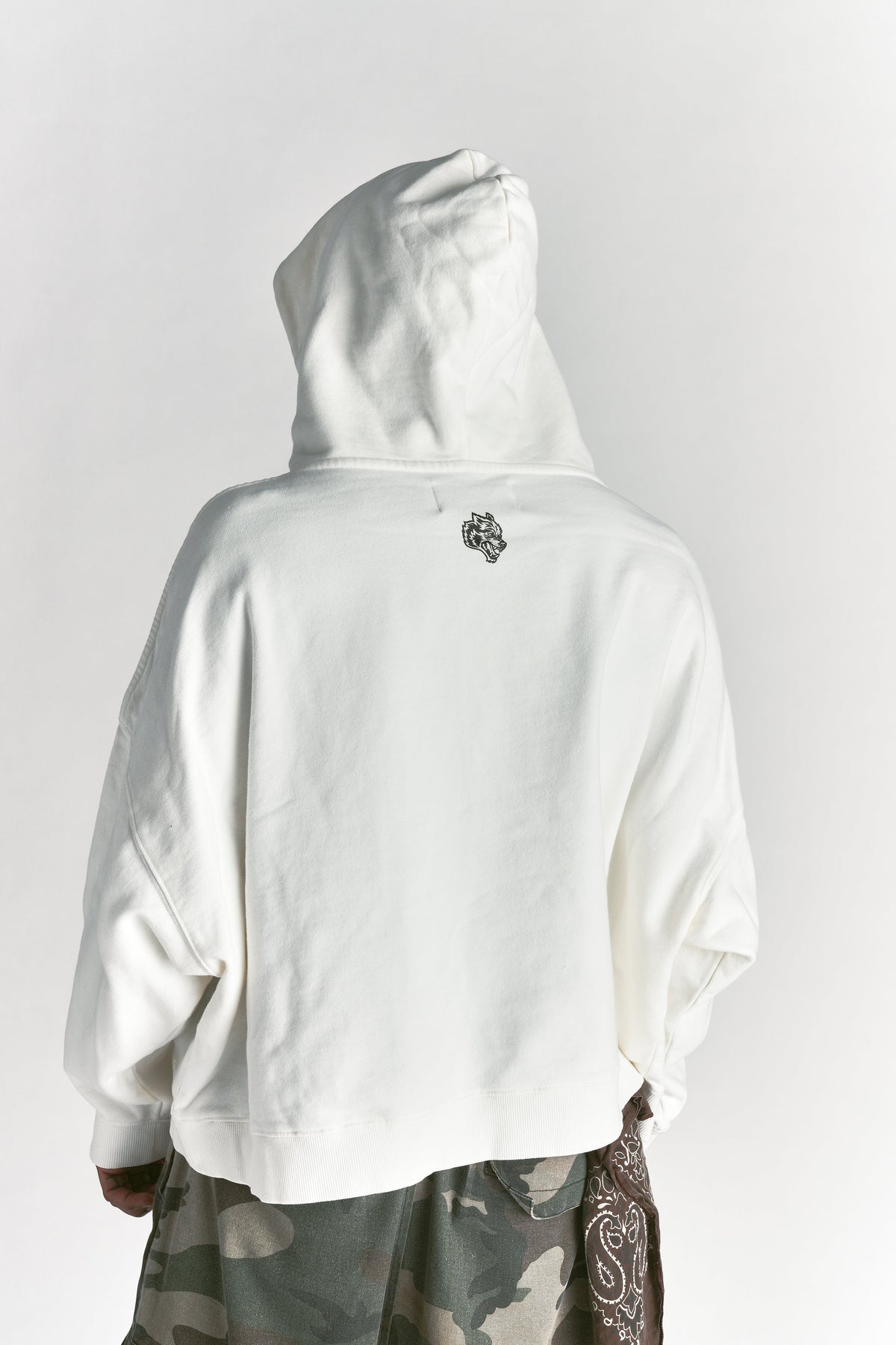Only Loyalty Grunge "Gage" Box Cut Hoodie in Cream — imagem 2