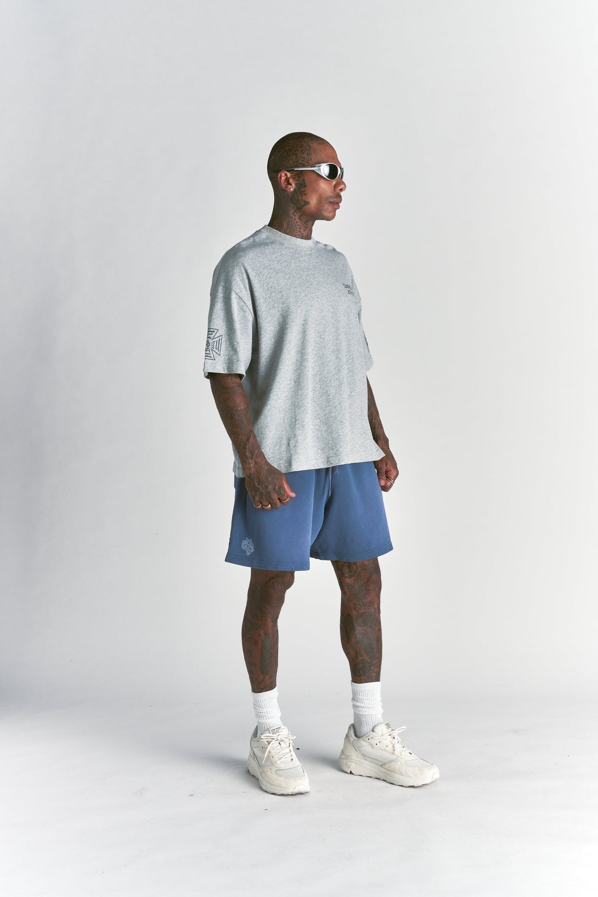 Dual Oversized Post Lounge Sweat Shorts in Washed Denim Sun Fade — imagem 8