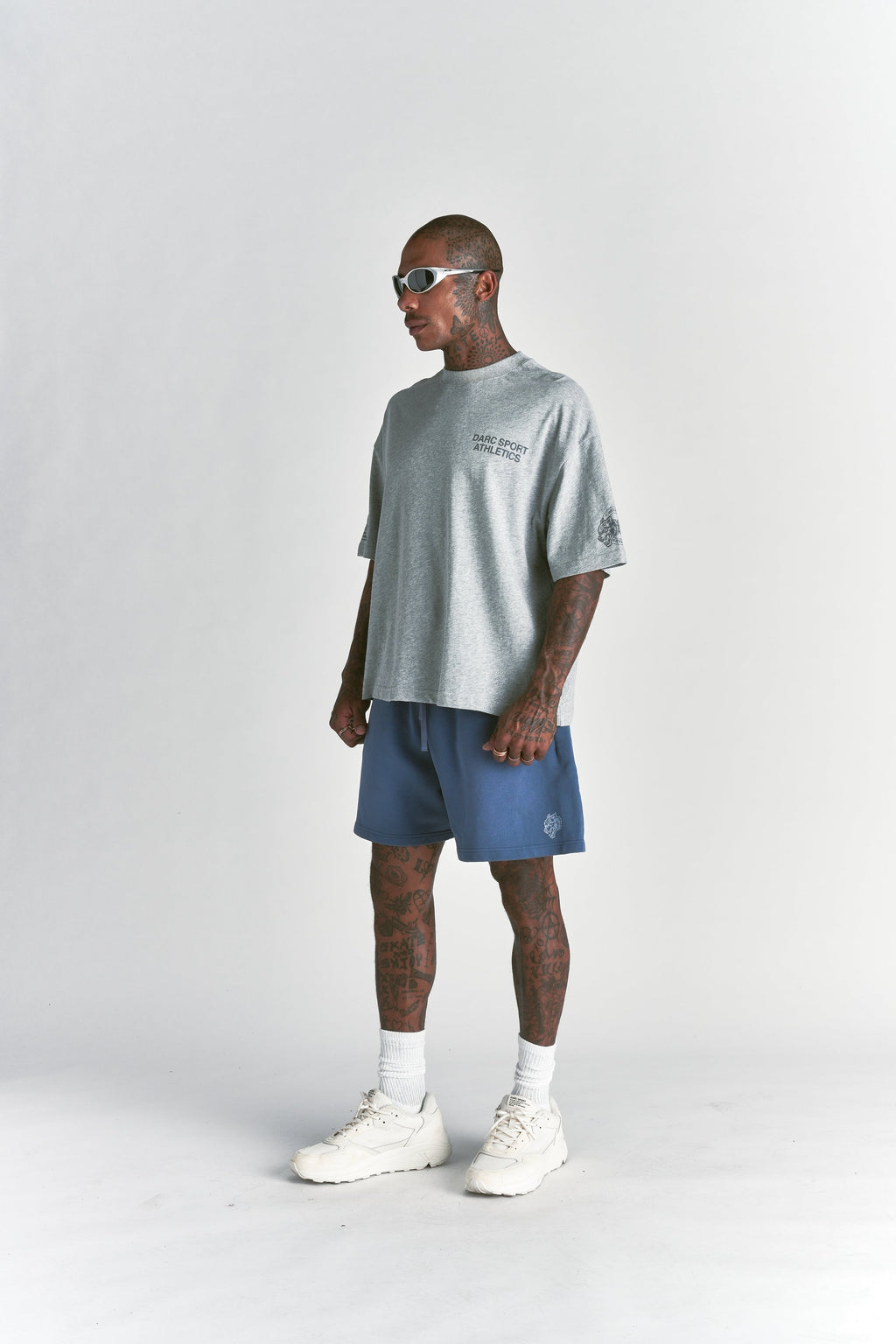 Dual Oversized Post Lounge Sweat Shorts in Washed Denim Sun Fade — imagem 9