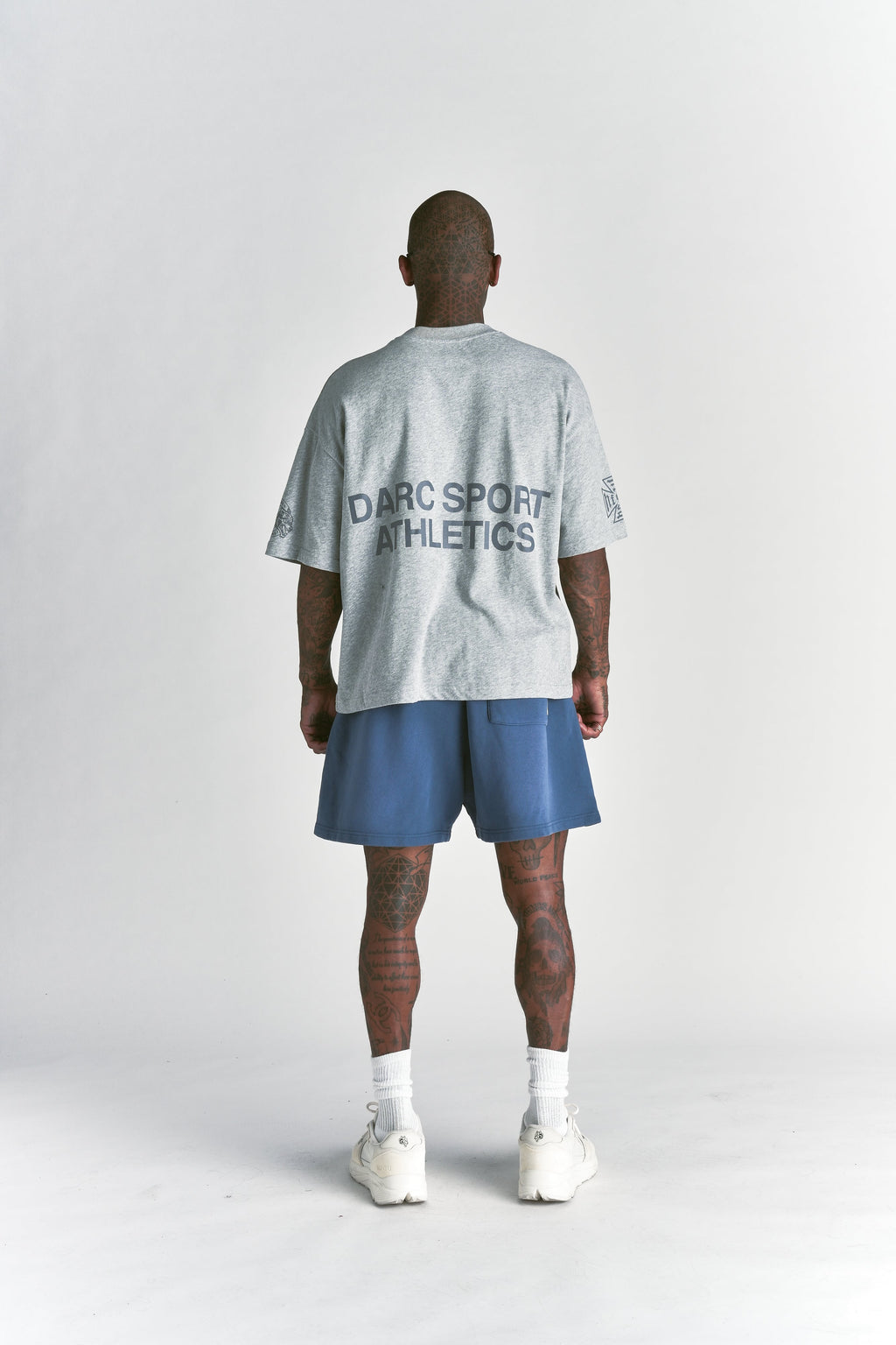 Dual Oversized Post Lounge Sweat Shorts in Washed Denim Sun Fade — imagem 10